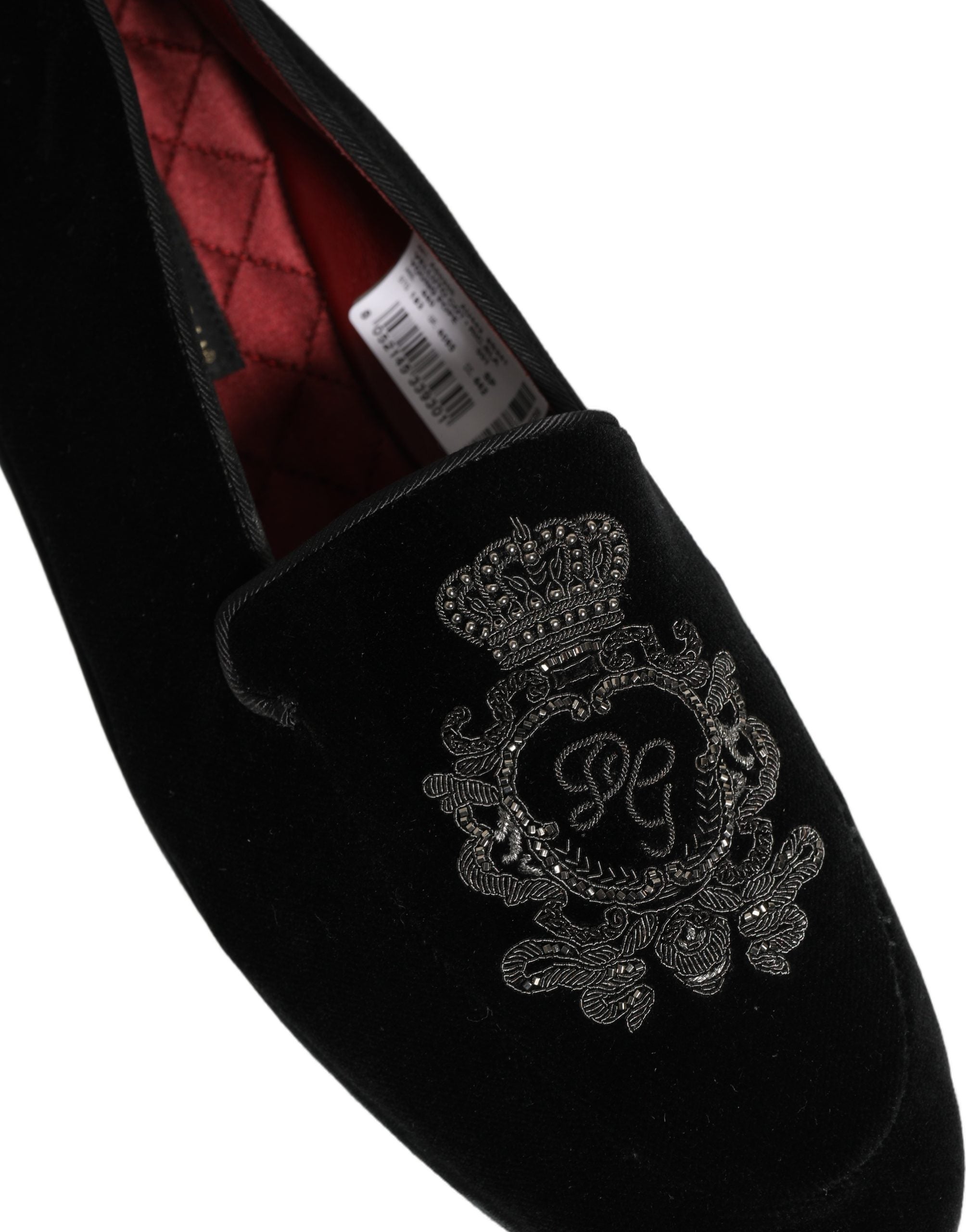 Chaussures Dolce & Gabbana loafers en velours noir avec broderie couronne élégante, détails sophistiqués et semelle en cuir.