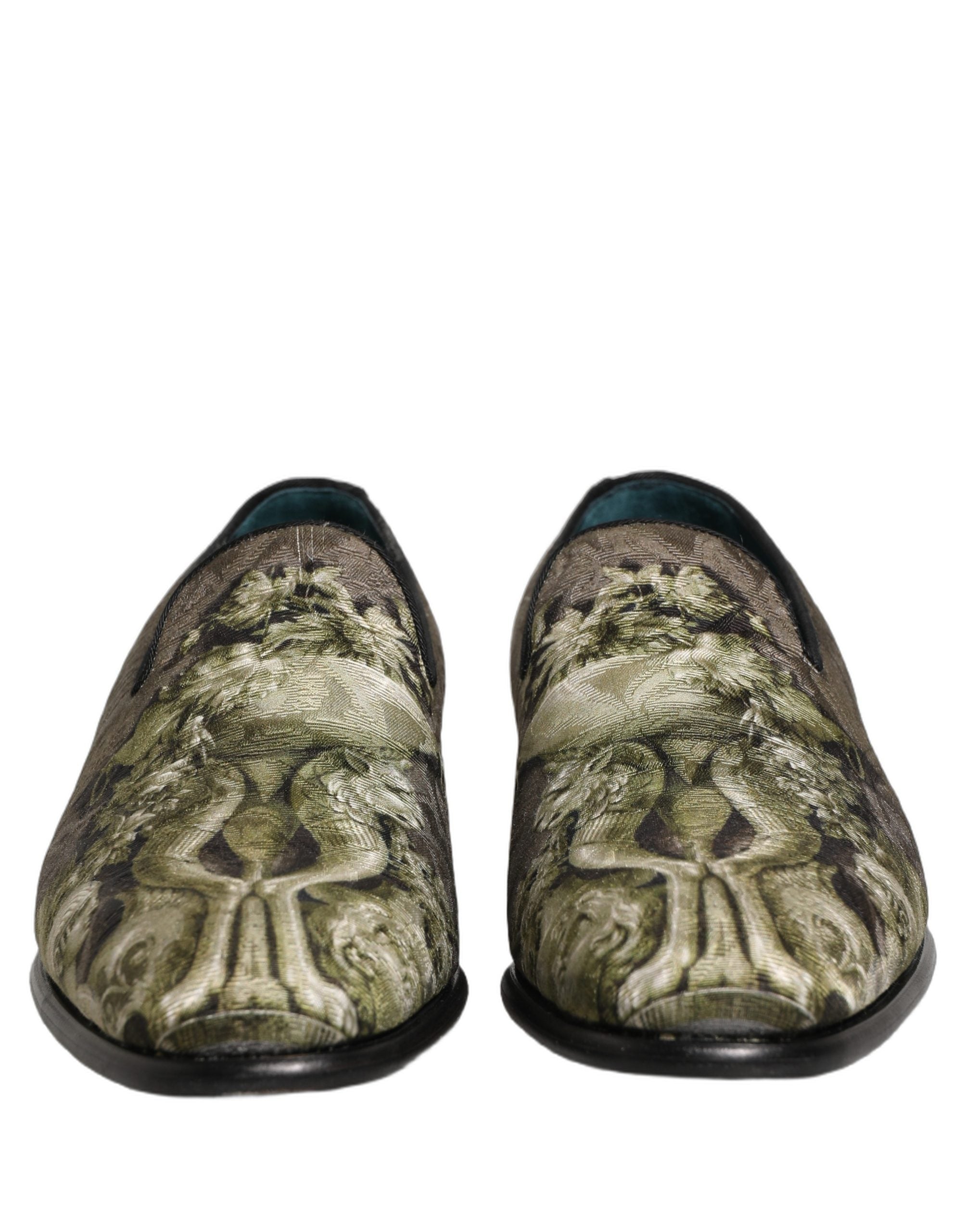 Chaussures mocassins homme Dolce & Gabbana en cuir brun à motif baroque, style slip-on élégant et sophistiqué.