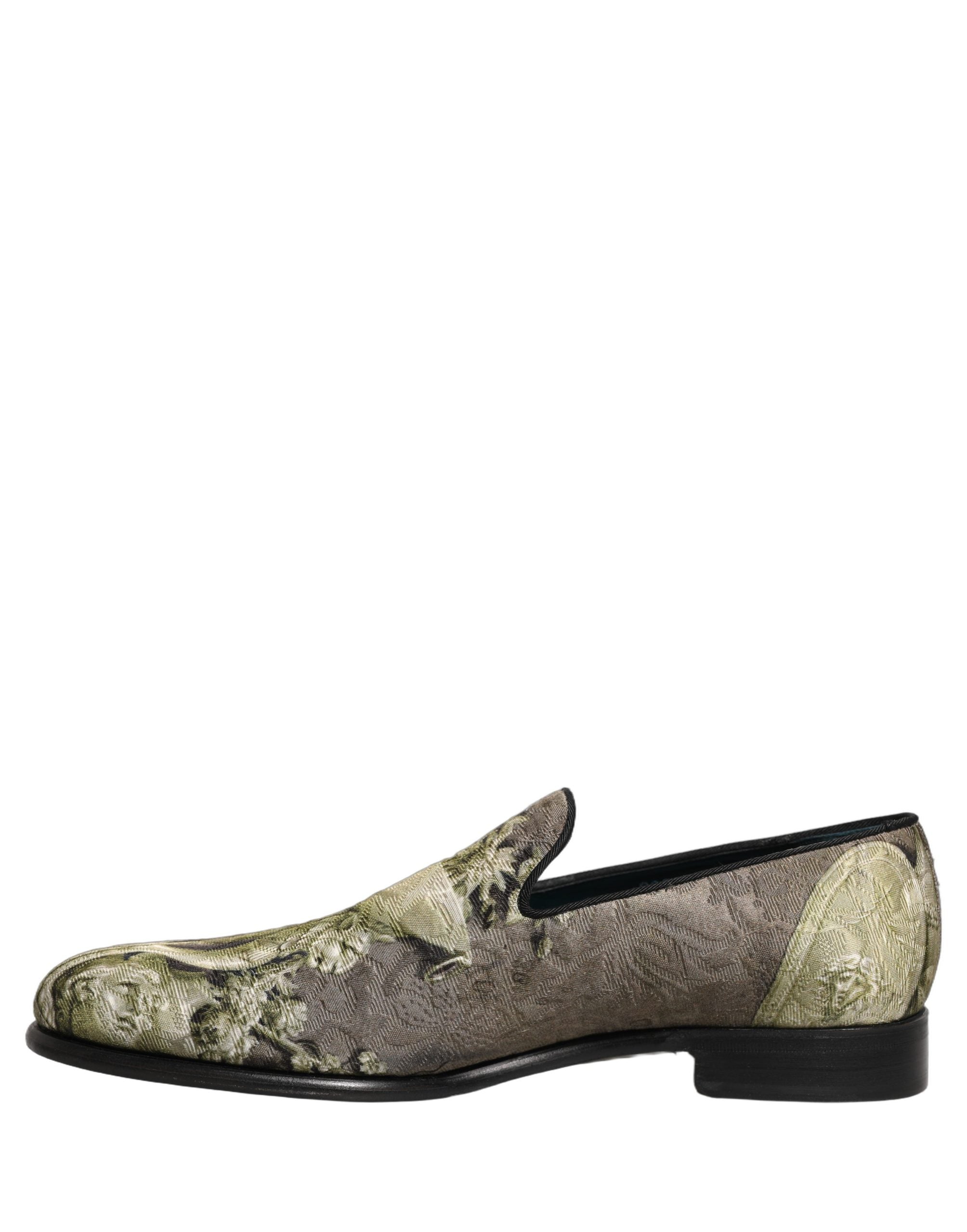 Chaussures mocassins Dolce & Gabbana pour hommes avec motif baroque brun, sans lacets, élégantes et confortables.