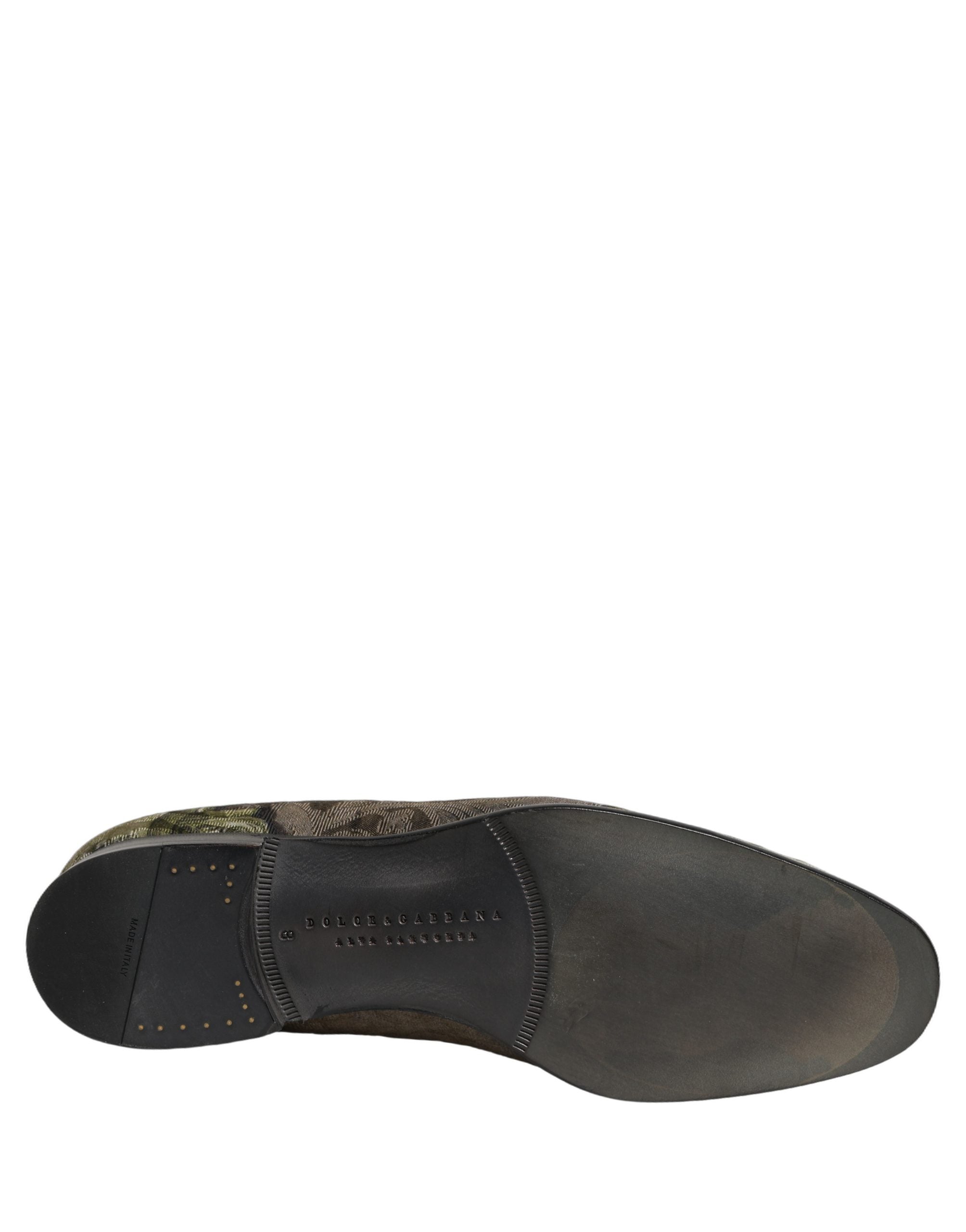 Chaussures mocassins Dolce & Gabbana pour hommes en cuir brun à motif baroque, faciles à enfiler et élégantes.