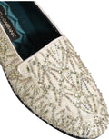 Chaussures mocassins en velours blanc Dolce & Gabbana avec broderies élégantes, parfaites pour une tenue sophistiquée.