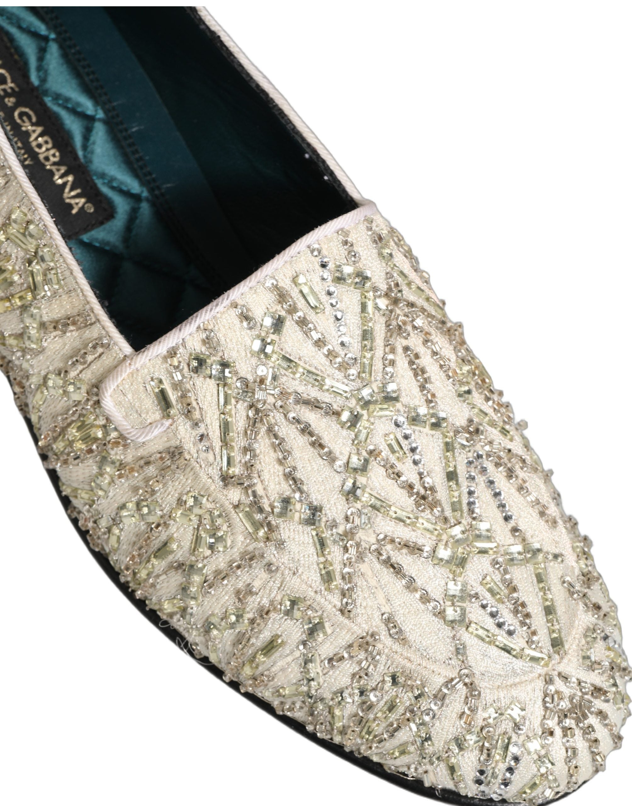 Chaussures mocassins en velours blanc Dolce & Gabbana avec broderies élégantes, parfaites pour une tenue sophistiquée.