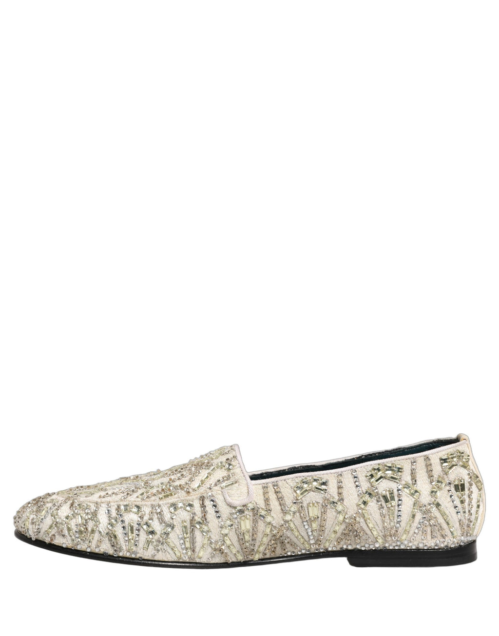 Chaussures mocassins Dolce & Gabbana en velours blanc brodé, élégantes et raffinées, visibles en détail.