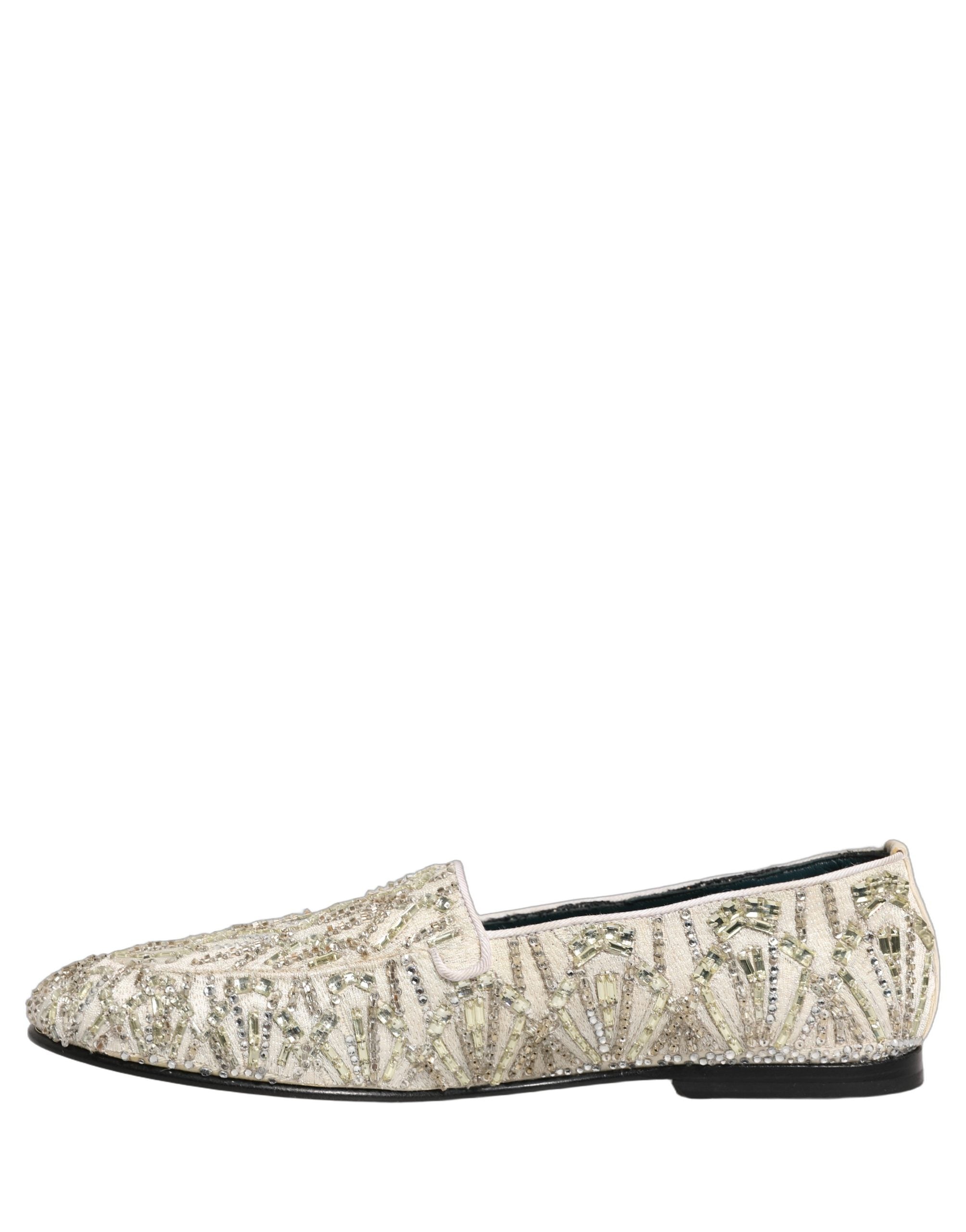 Chaussures mocassins Dolce & Gabbana en velours blanc brodé, élégantes et raffinées, visibles en détail.