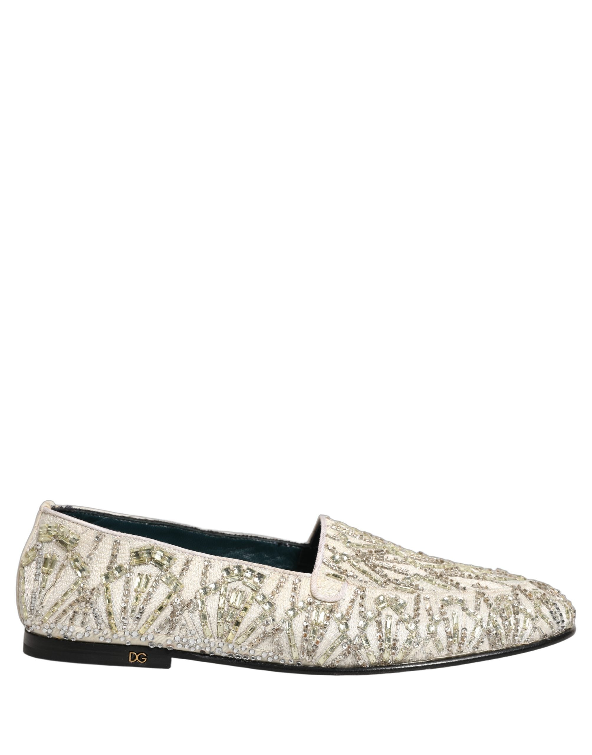 Chaussures loafers Dolce & Gabbana en velours blanc brodé, élégantes et sophistiquées, vues en gros plan.