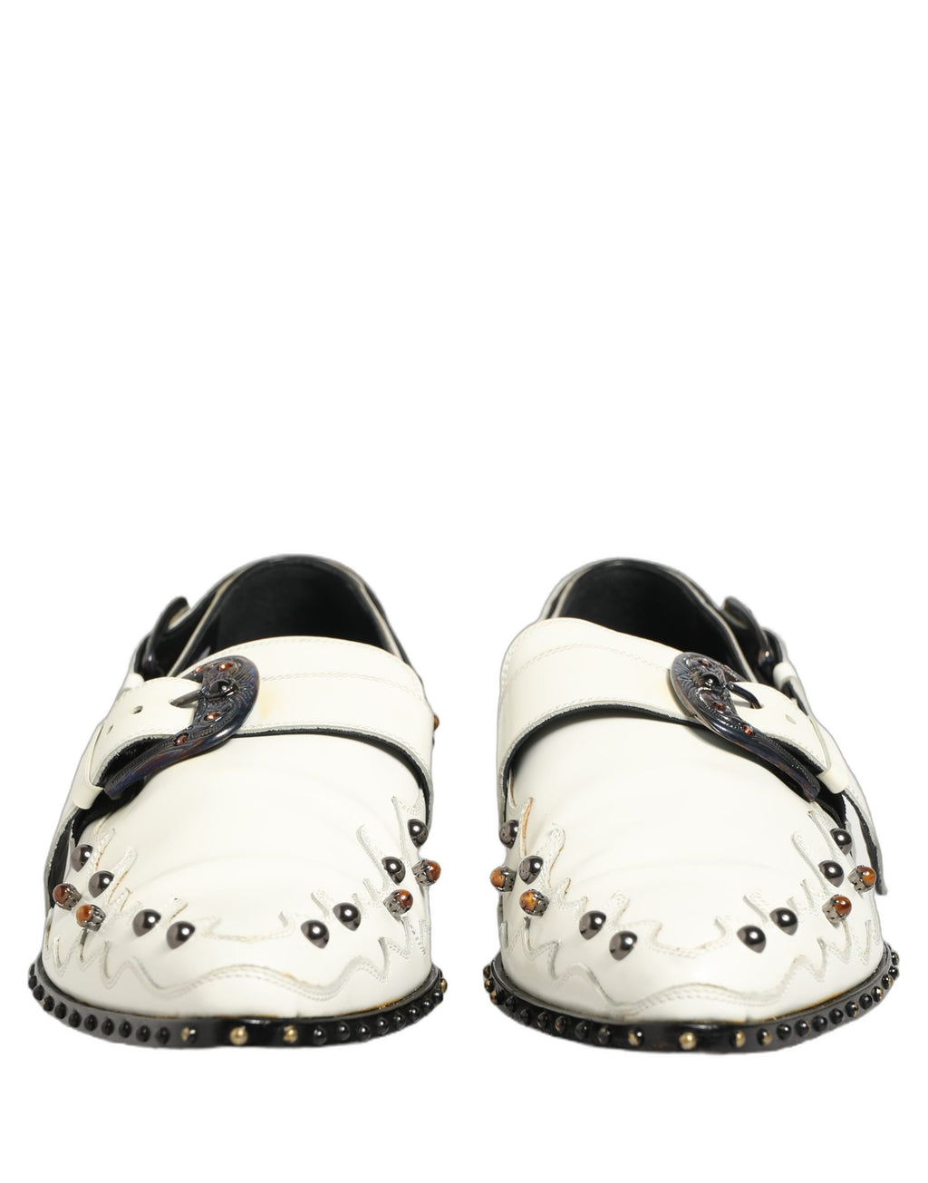 Chaussures formelles blanches Dolce & Gabbana à clous et boucle monk strap, élégantes et sophistiquées pour occasions spéciales.