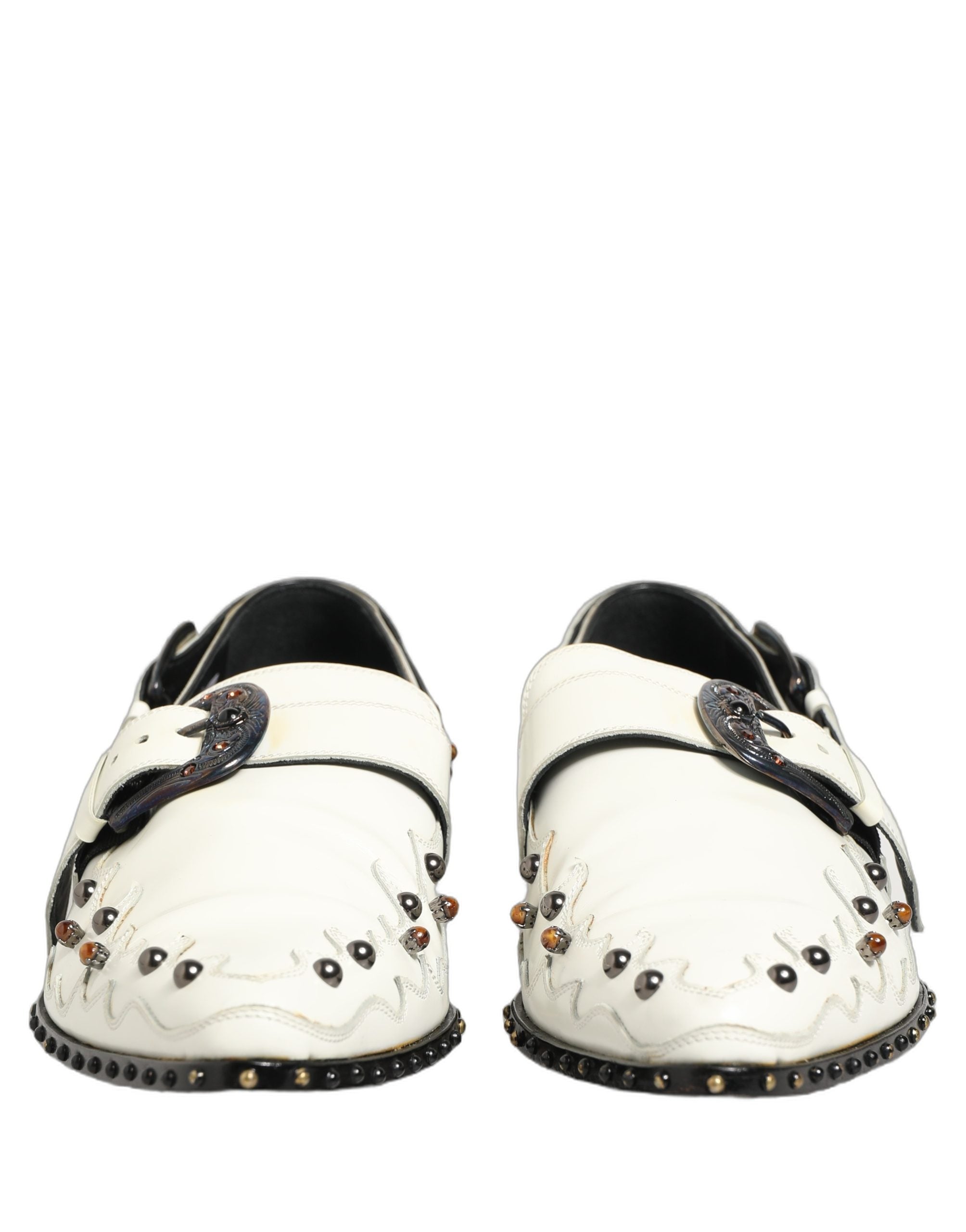Chaussures formelles blanches Dolce & Gabbana à clous et boucle monk strap, élégantes et sophistiquées pour occasions spéciales.