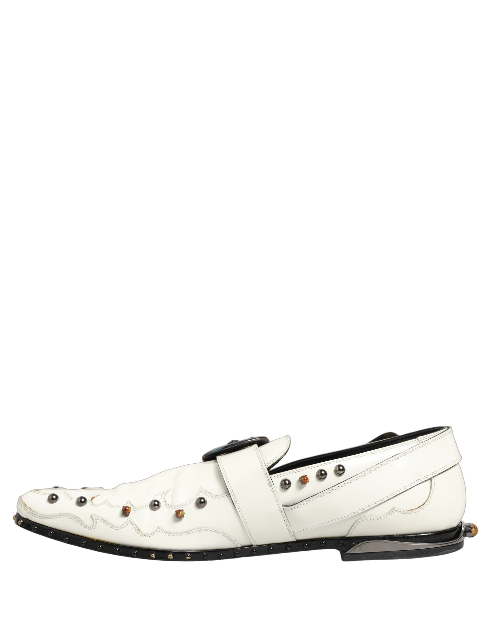 Chaussures formelles Dolce & Gabbana blanches à clous et boucle monk strap, élégantes pour occasions spéciales.