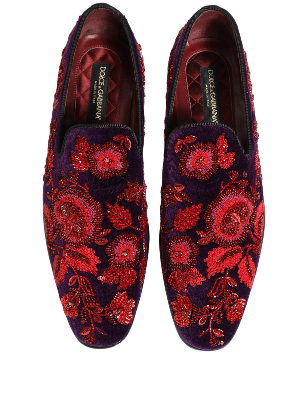 Chaussures mocassins Dolce & Gabbana violettes avec perles rouges et détails ornés, élégantes et sophistiquées.