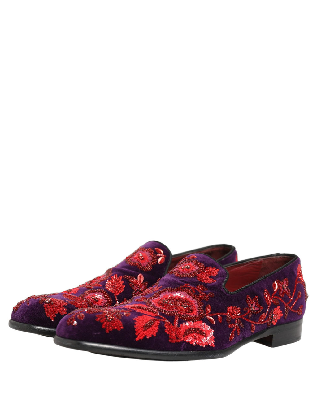 Chaussures mocassins Dolce & Gabbana violet rouge ornées de perles, élégantes et sophistiquées, vues en gros plan.