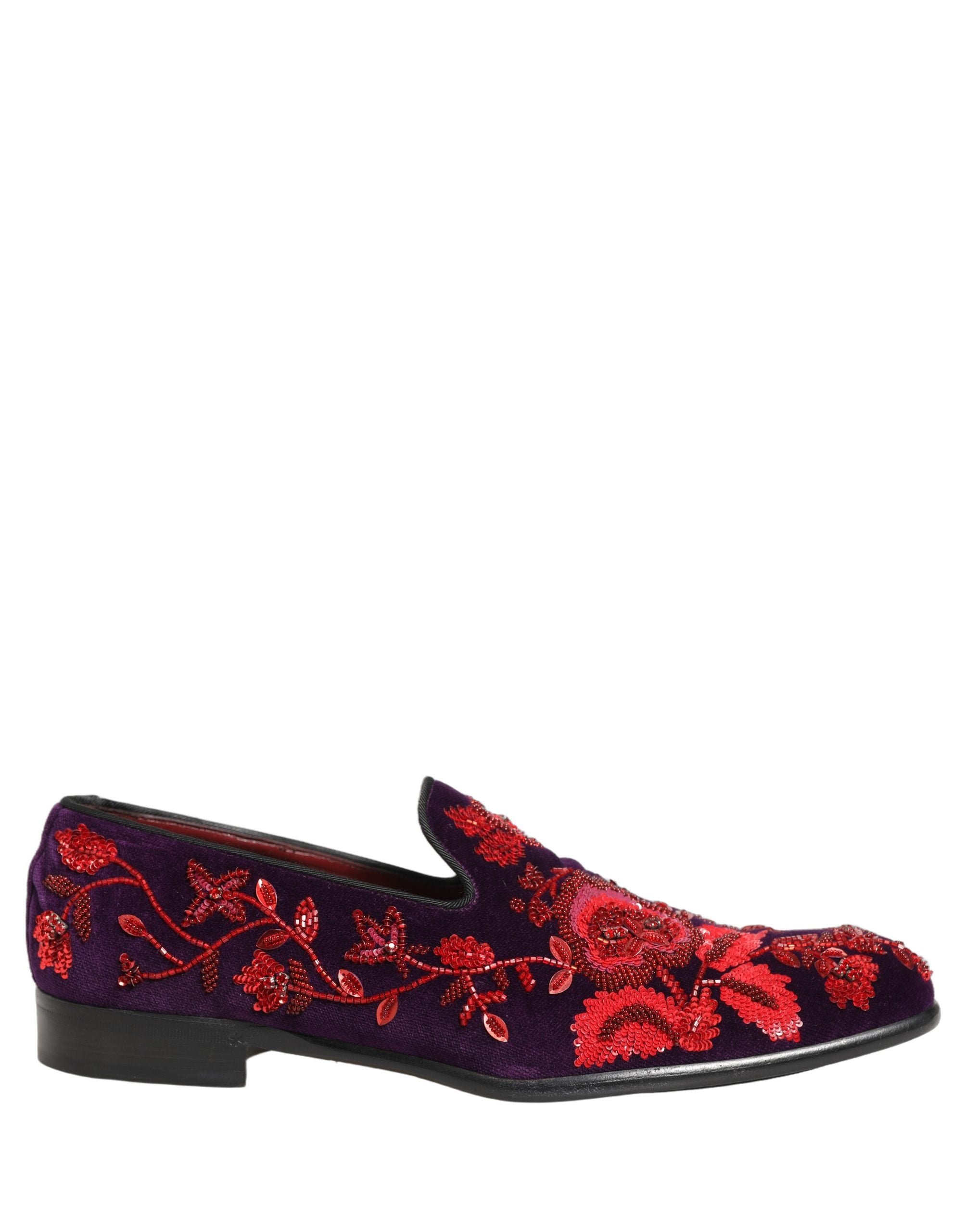Chaussures loafers Dolce & Gabbana Violet Rouge ornées de perles, détails élégants et semelle en cuir.