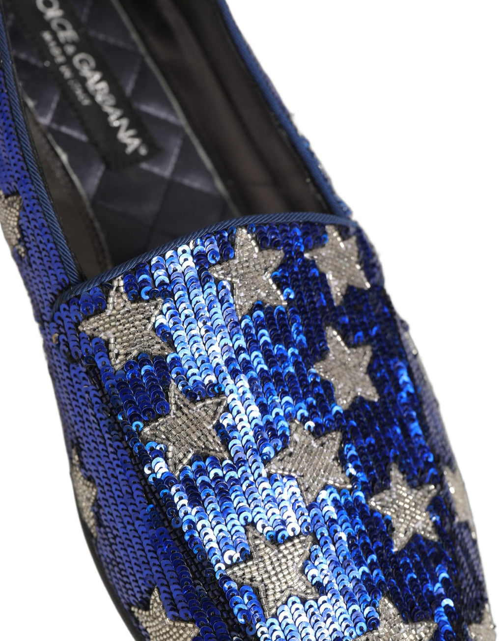 Chaussures loafers Dolce & Gabbana à sequins multicolores avec motif drapeau, style élégant et coloré.