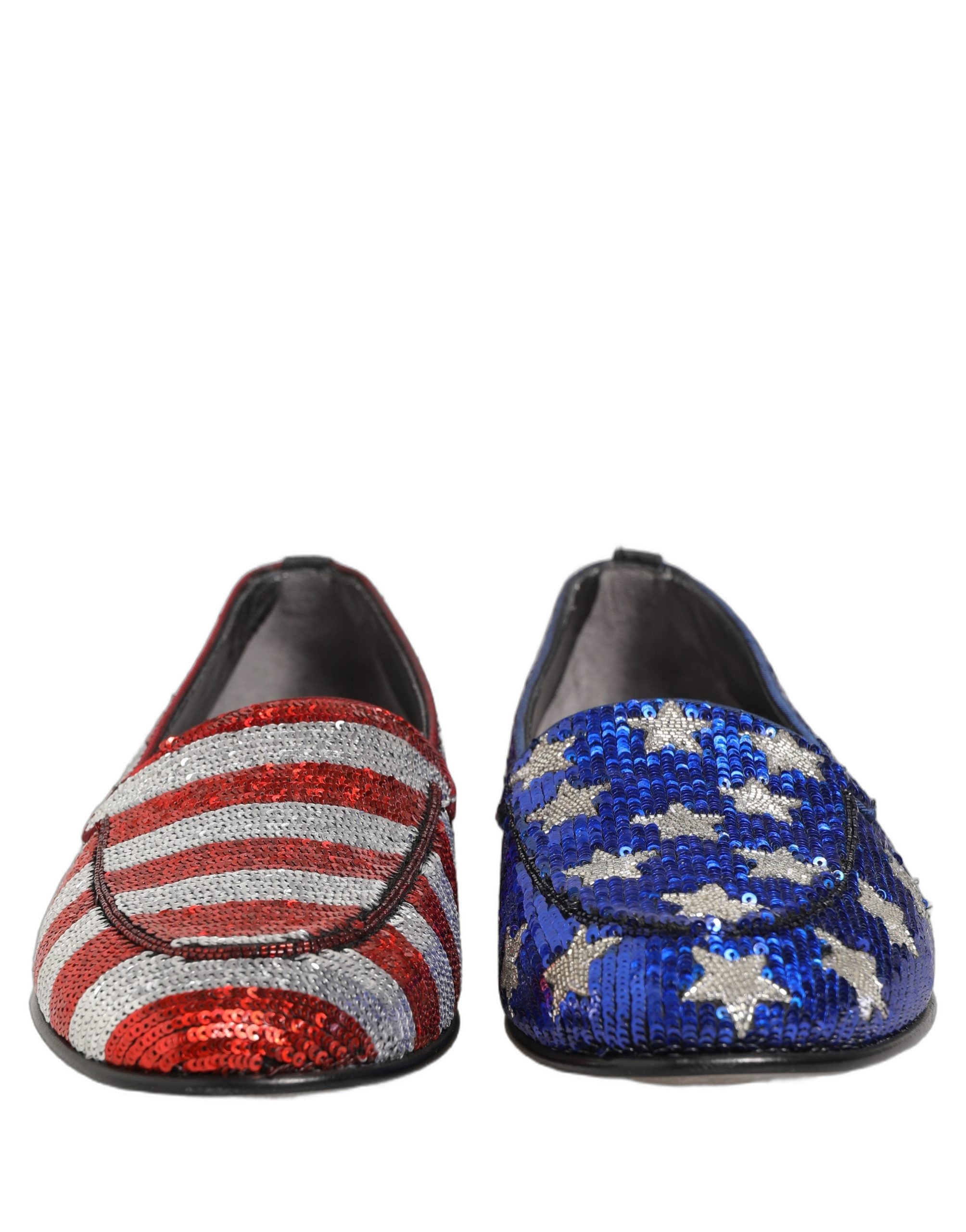 Chaussures mocassins Dolce & Gabbana avec sequins multicolores en forme de drapeau, mode élégante et colorée.