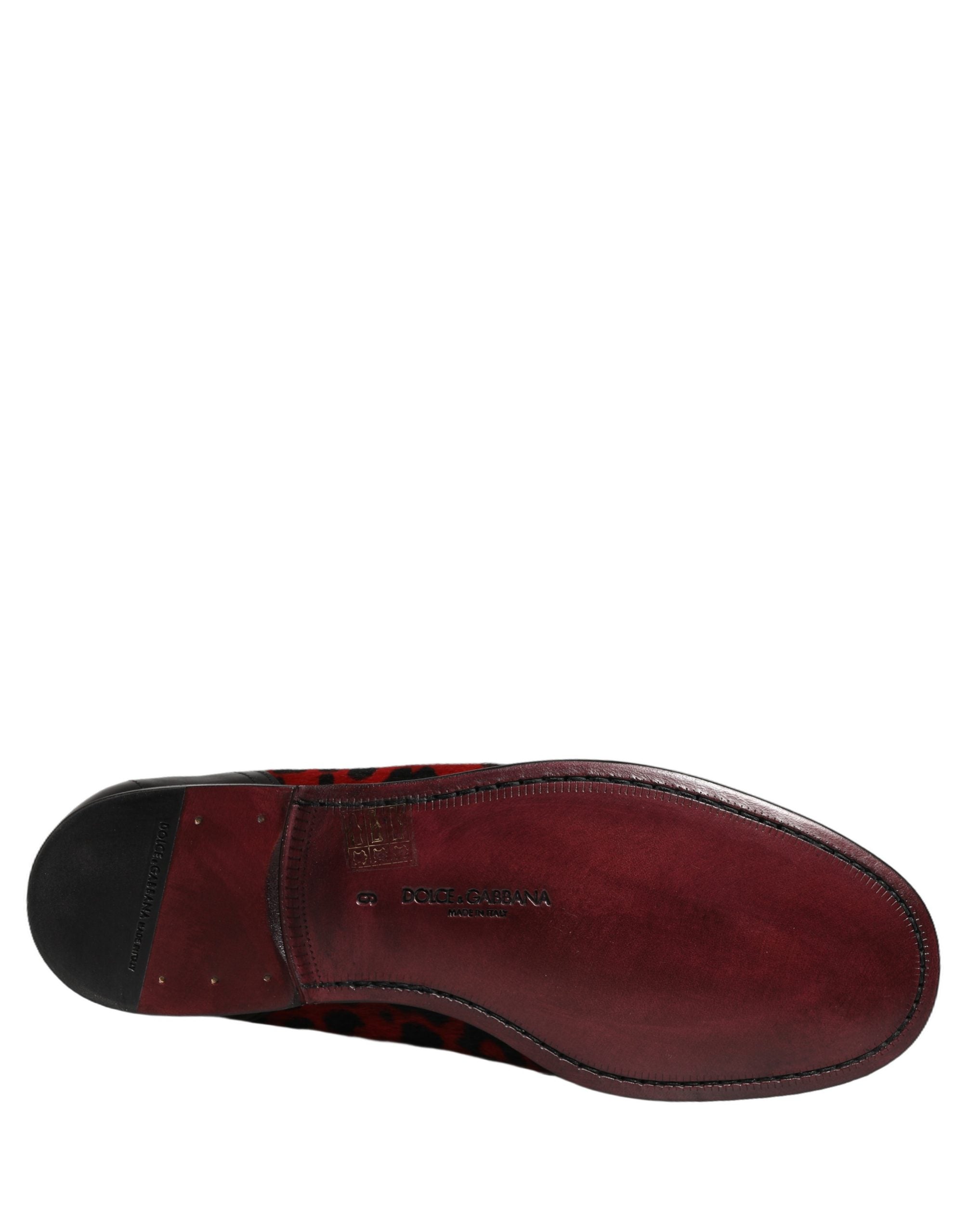 Chaussures loafers Dolce & Gabbana en cuir pony à imprimé léopard rouge, style élégant et tendance.