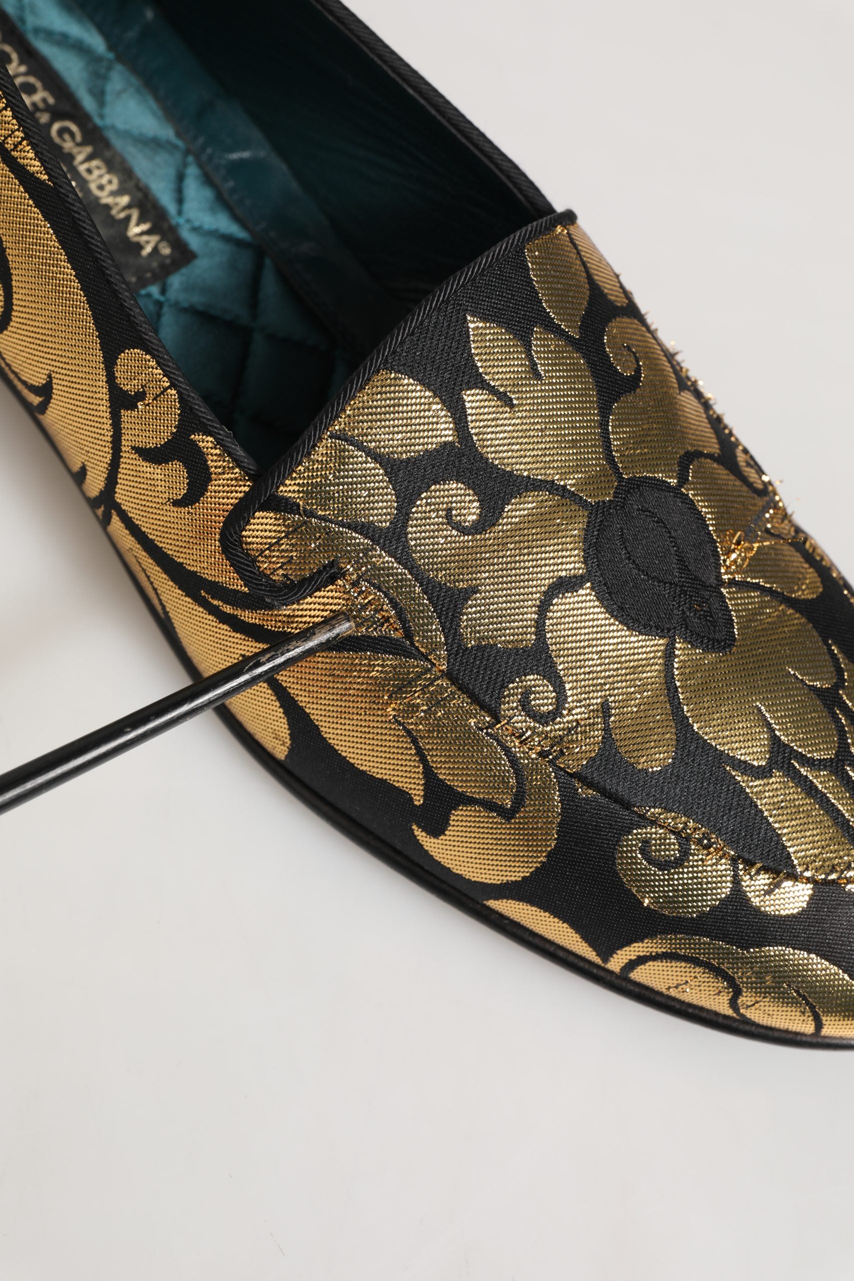 Chaussures Dolce & Gabbana loafers en jacquard noir et or avec motif floral élégant, vues de devant sur fond blanc.