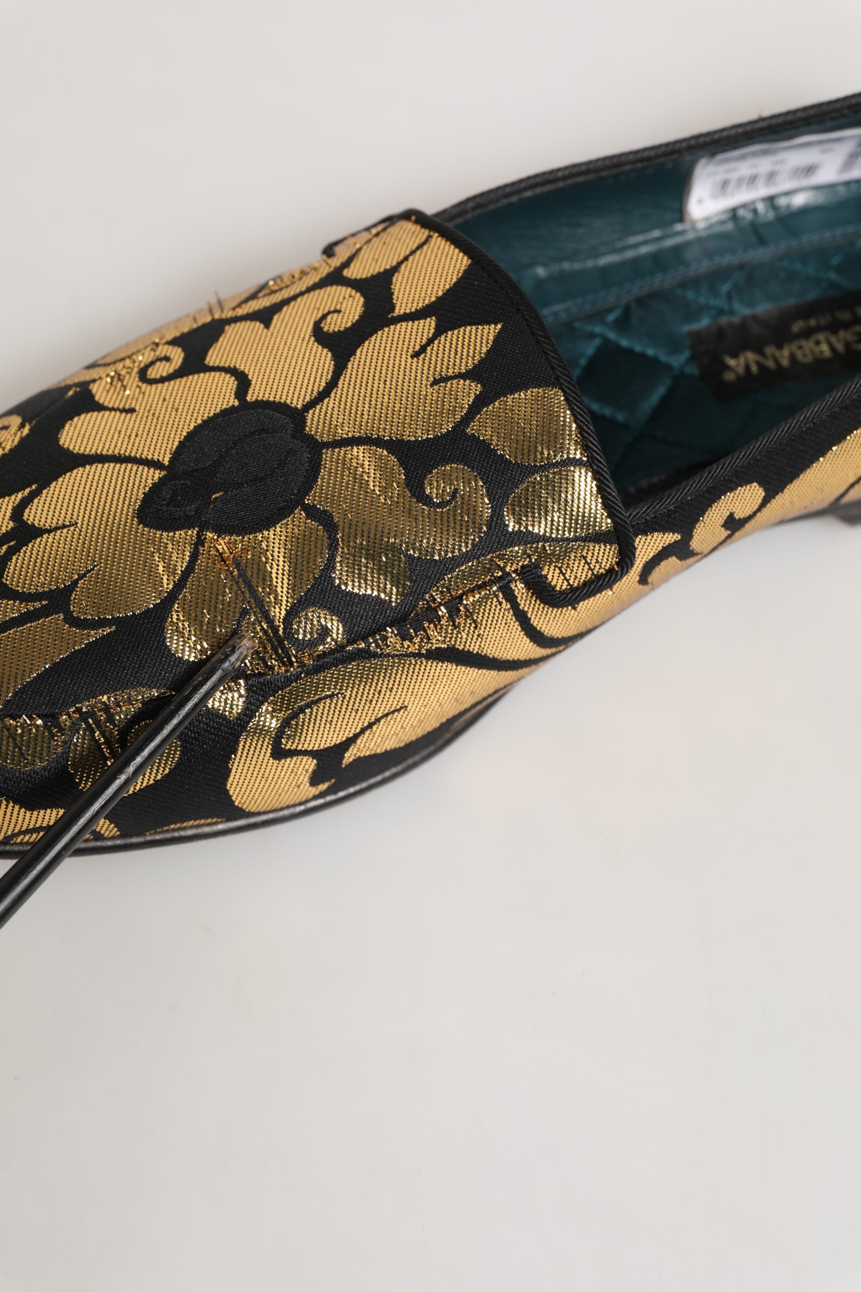 Chaussures Dolce & Gabbana en daim noir avec détails floraux dorés et jacquard élégant, style sophistiqué et luxe.