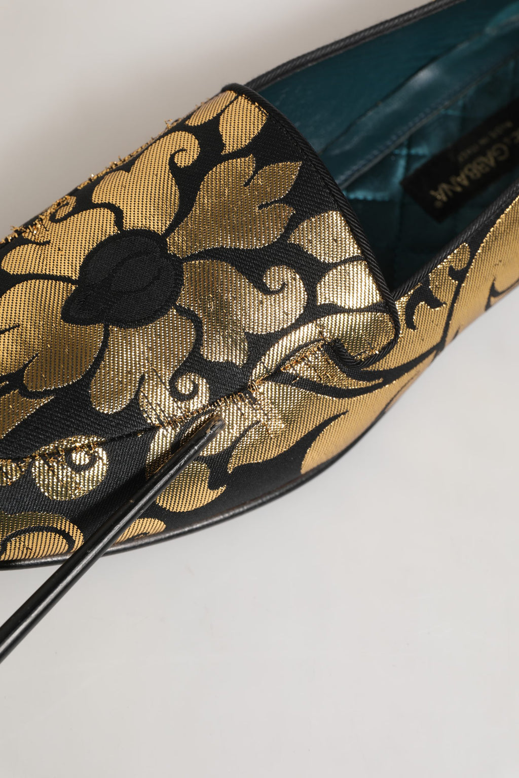 Chaussures Dolce & Gabbana en jacquard noir et or avec motif floral, style élégant et sophistiqué pour femmes.