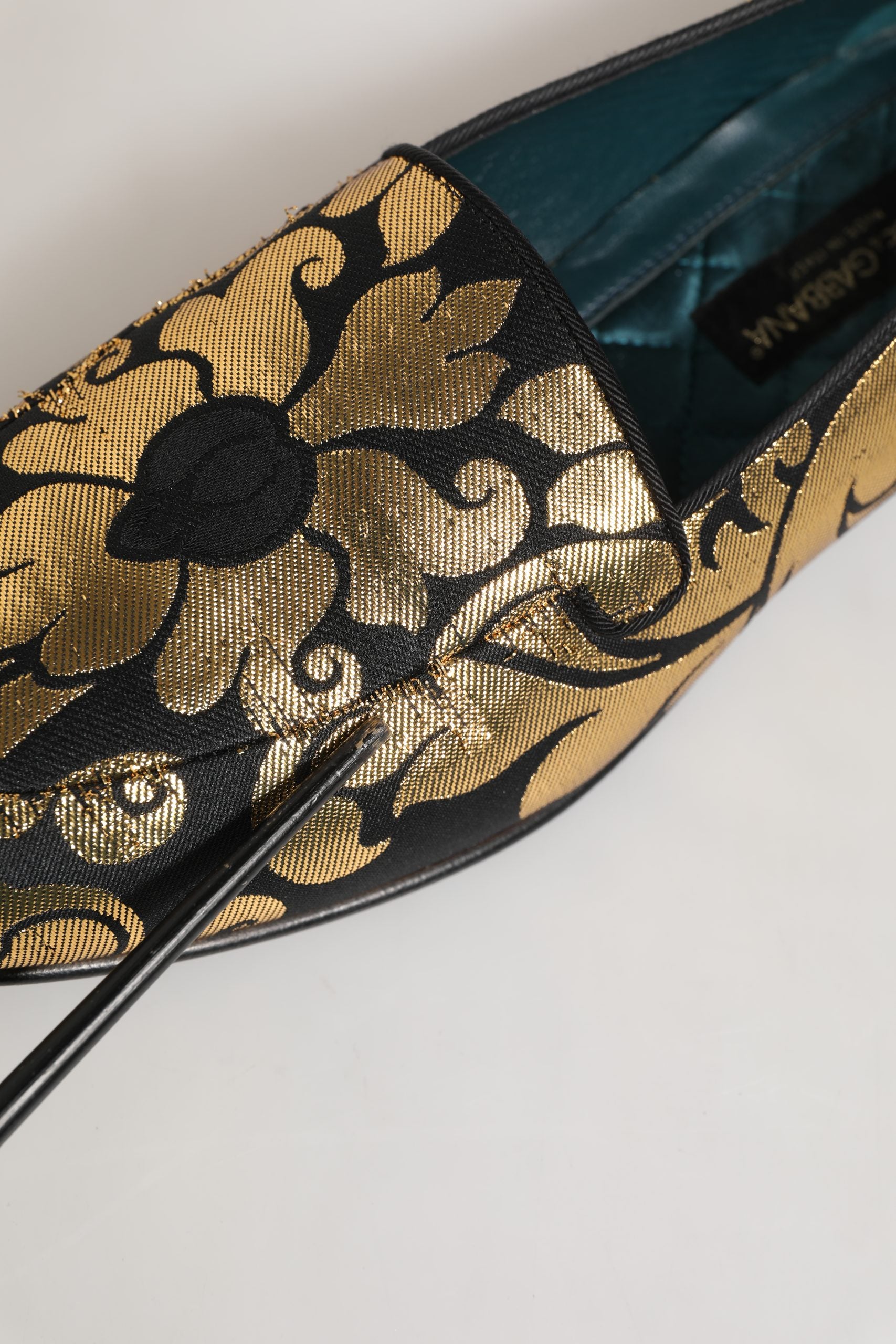 Chaussures Dolce & Gabbana en jacquard noir et or avec motif floral, style élégant et sophistiqué pour femmes.
