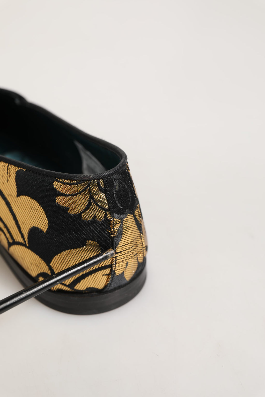 Chaussures loafers Dolce & Gabbana noires avec motifs floraux dorés en jacquard, élégantes et sophistiquées.