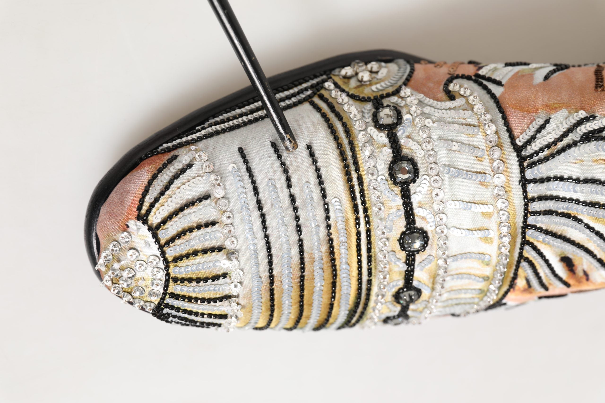 Chaussures loafers Dolce & Gabbana en brocart multicolore et sequins, élégantes et sophistiquées pour femme.