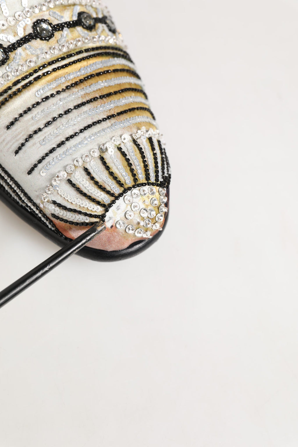 Chaussures loafers Dolce & Gabbana en tissu brodé multicolore avec sequins, élégantes et sophistiquées.
