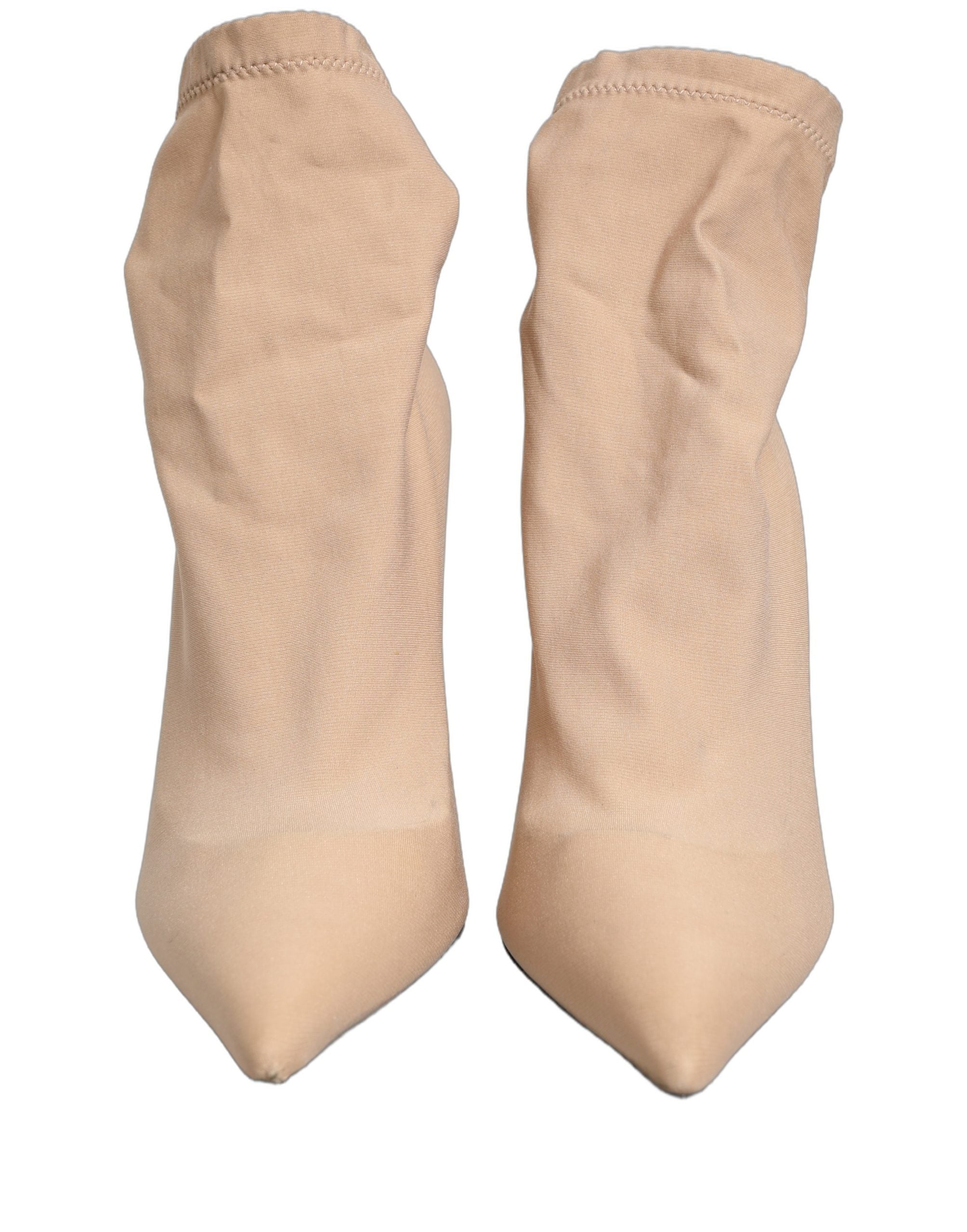 Chaussures Dolce & Gabbana beige à talons et chaussettes extensibles pour la cheville, style élégant et tendance.