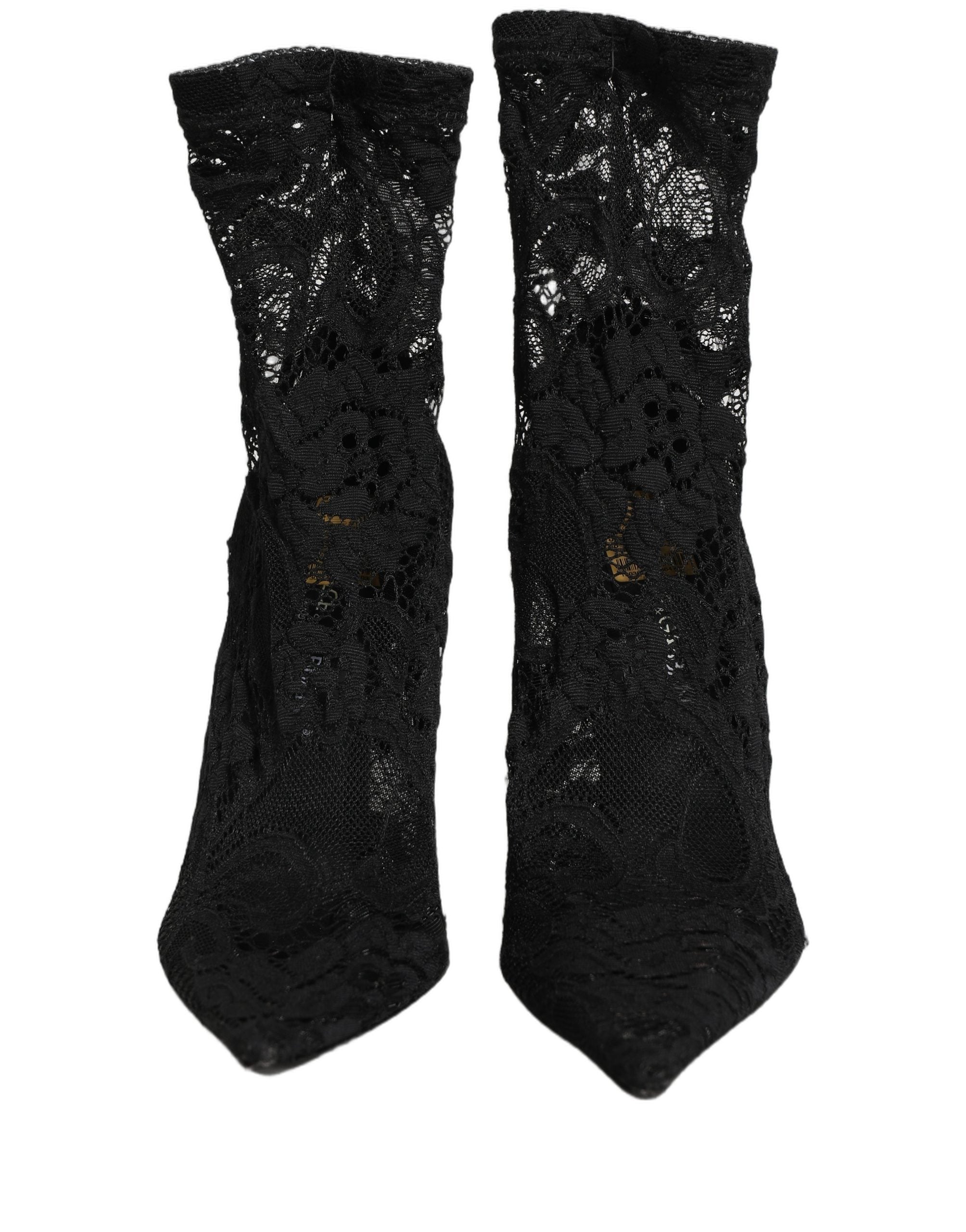 Chaussettes noires Dolce & Gabbana avec motifs, associées à des chaussures ou bottines en dentelle Taormina, élégantes et sophistiquées.