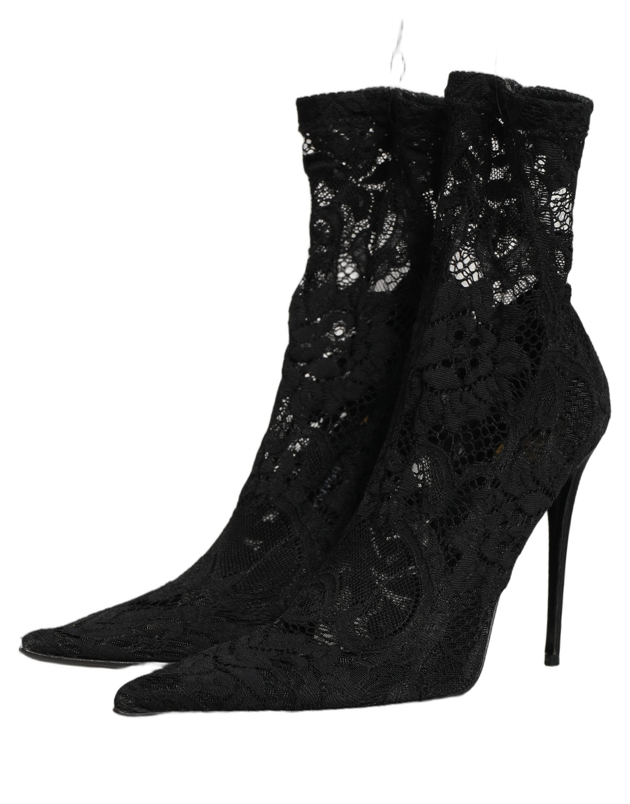 Chaussettes noires Dolce & Gabbana avec détails en dentelle et chaussures Taormina, style bottes élégantes et sophistiquées.
