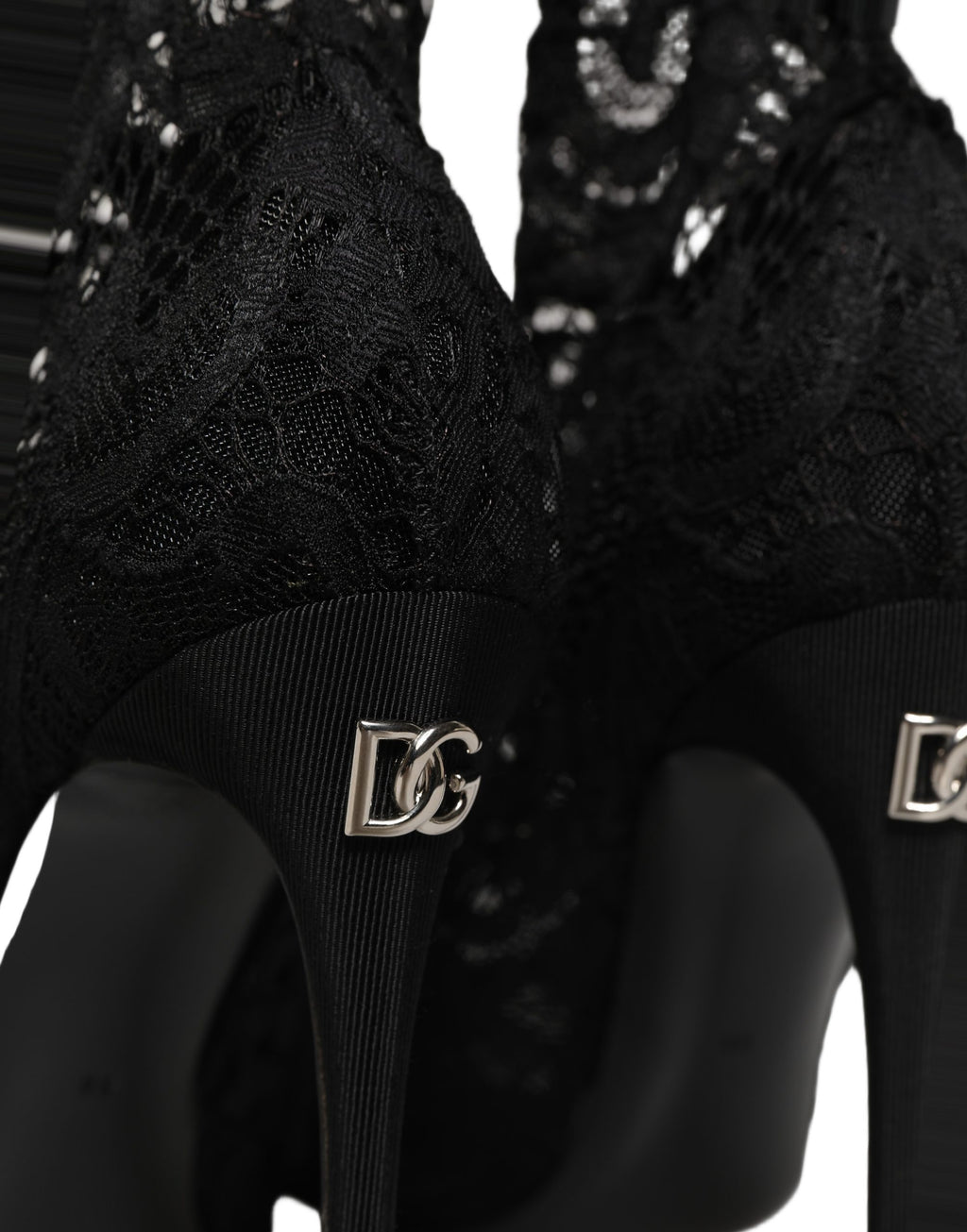 Chaussettes noires Dolce & Gabbana avec motifs, portées avec des chaussures à talons en dentelle Taormina.