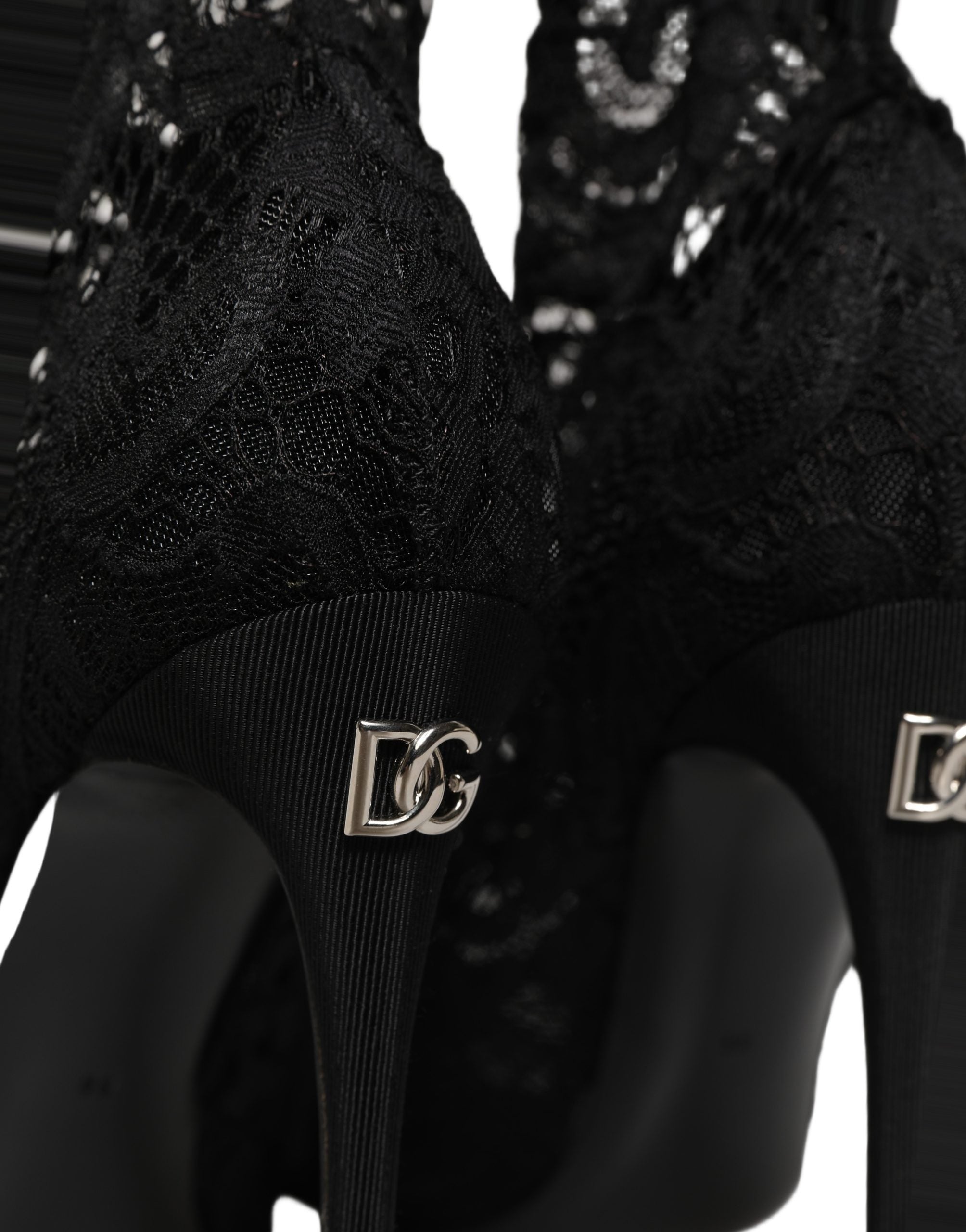 Chaussettes noires Dolce & Gabbana avec motifs, portées avec des chaussures à talons en dentelle Taormina.
