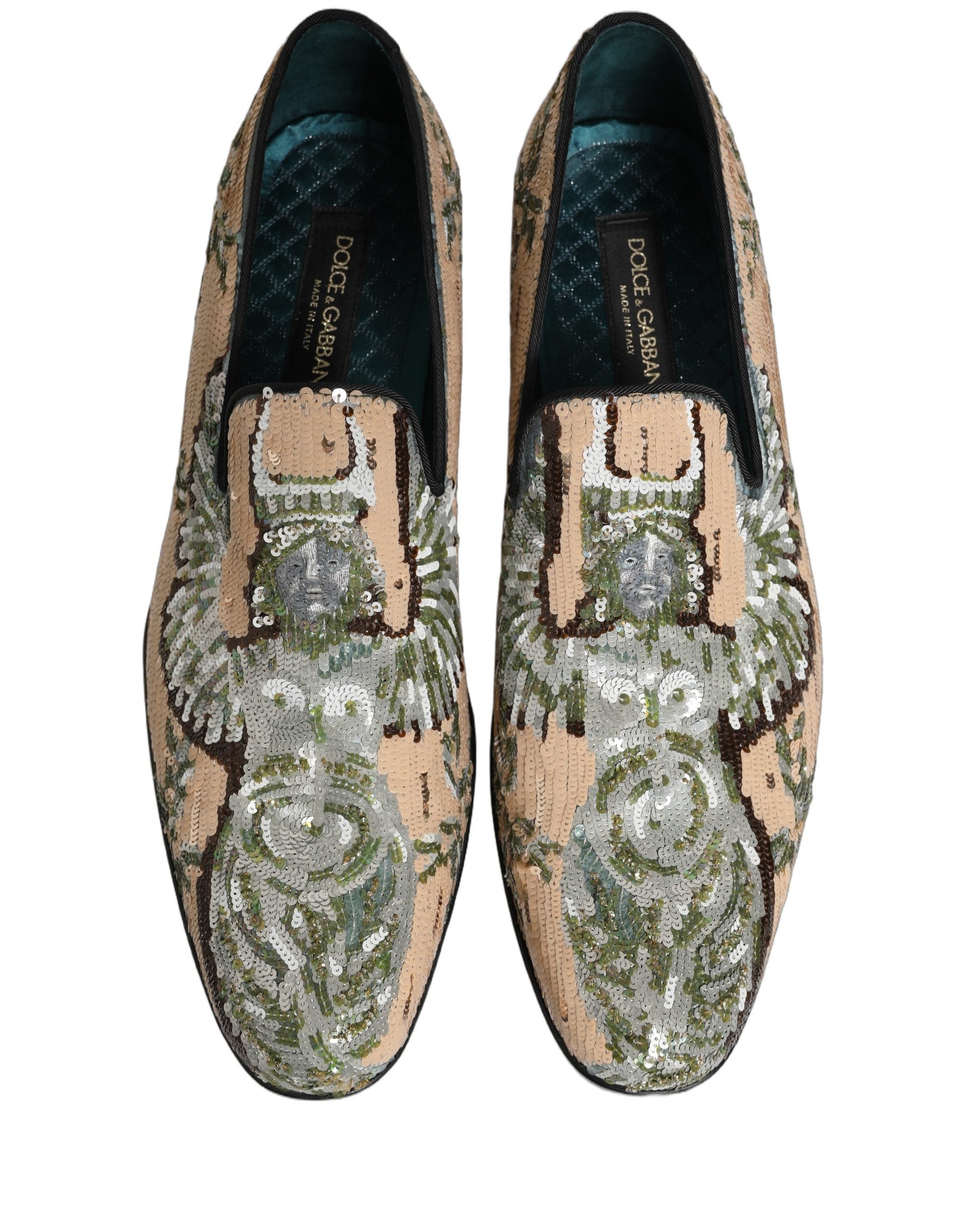 Chaussures loafers Dolce & Gabbana beige avec broderie en sequins, élégantes et sophistiquées, vues en gros plan.