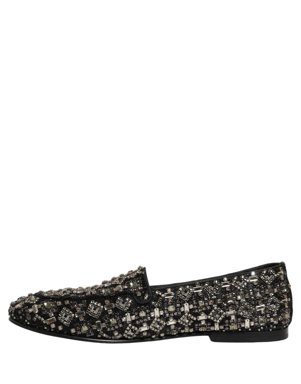 Chaussures loafers Dolce & Gabbana noires avec cristaux ornés, élégantes et sophistiquées, en gros plan sur la chaussure.