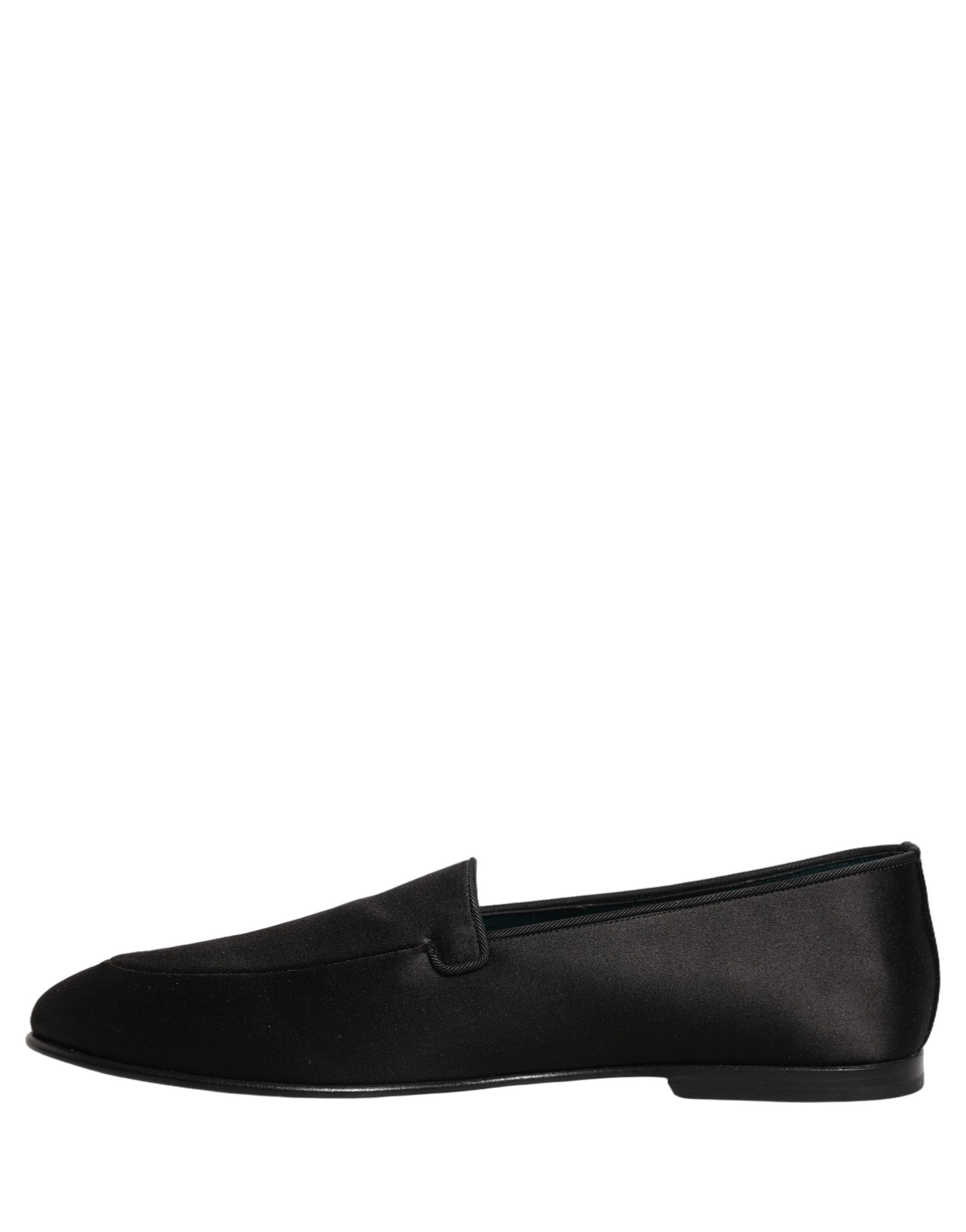 Chaussures mocassins Dolce & Gabbana en satin noir avec logo, style slip-on élégants pour femmes.