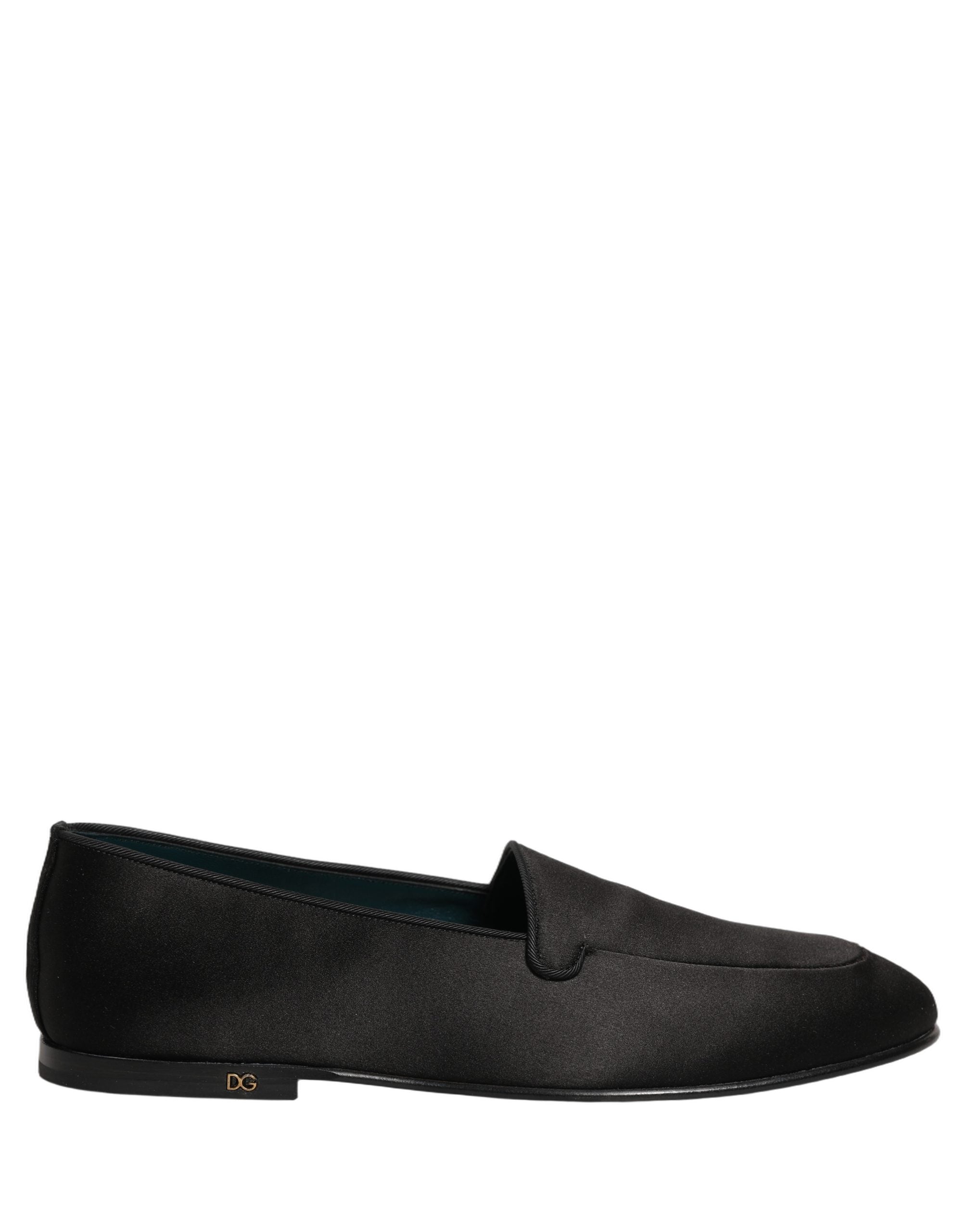 Chaussures mocassins Dolce & Gabbana en satin noir avec logo, style slip-on, visibles sur une paire de loafers élégants.
