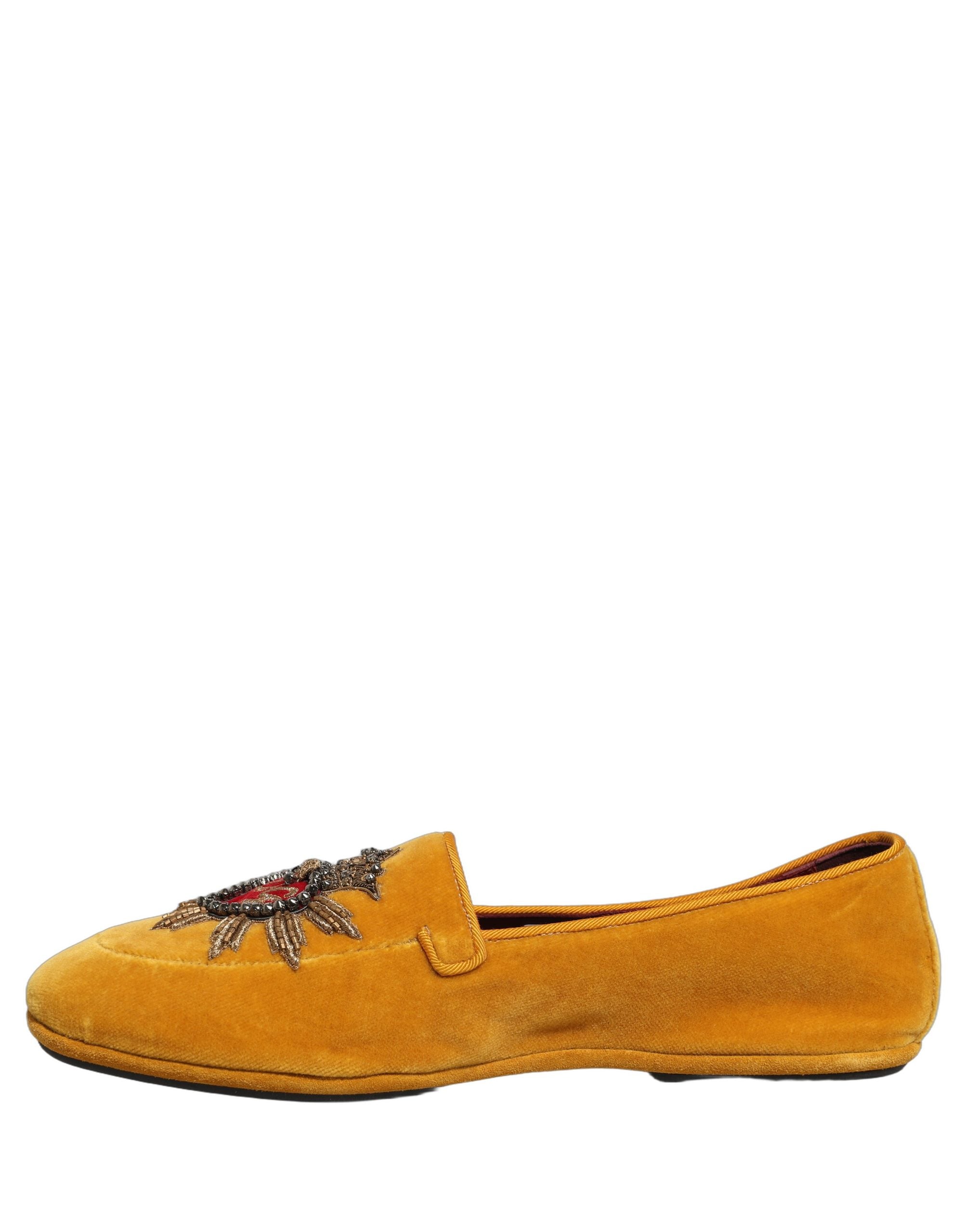 Chaussures plates Dolce & Gabbana, loafers en velours jaune avec cœur DG, style élégant et confortable pour femmes.