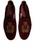 Chaussures mocassins en velours bordeaux Dolce & Gabbana avec broderie de couronne élégante, pour un style sophistiqué.