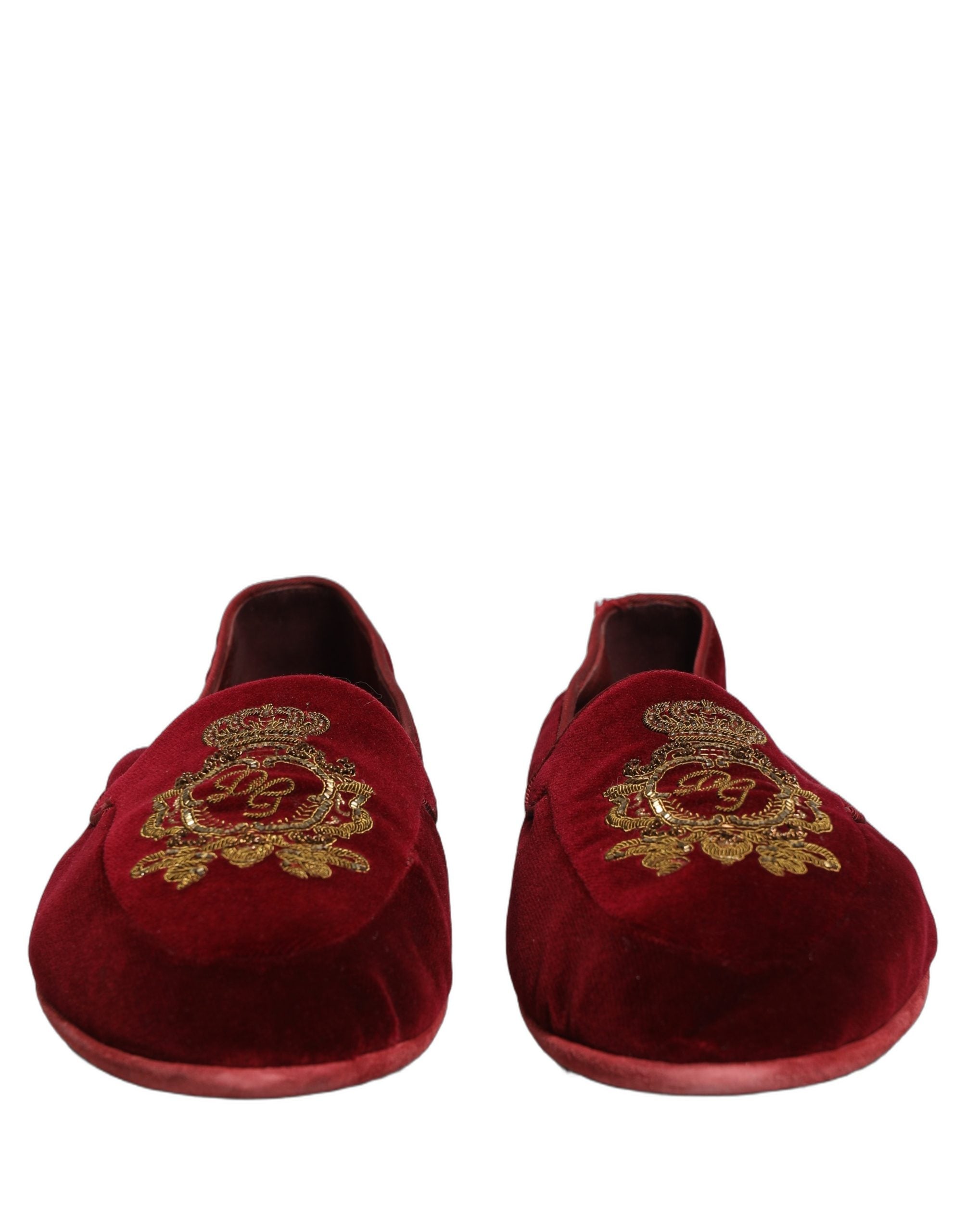 Chaussures loafers en velours bordeaux Dolce & Gabbana avec broderie de couronne élégante, finition raffinée et semelle en cuir.