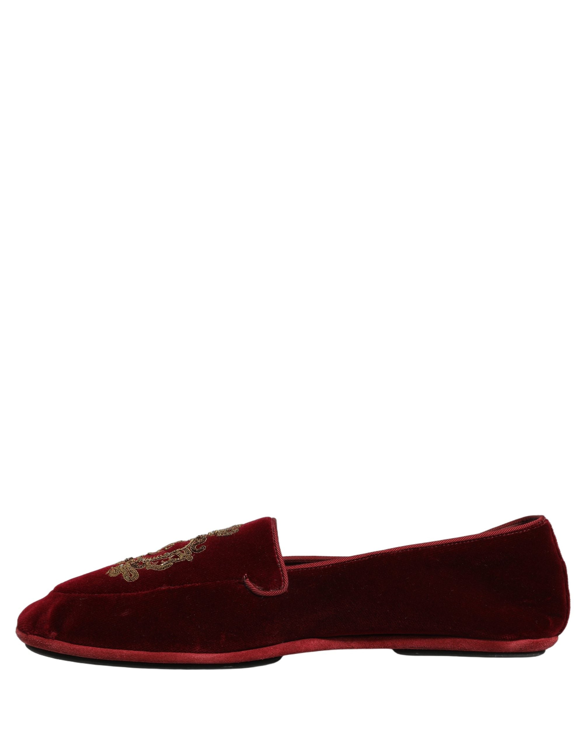 Chaussures mocassins Dolce & Gabbana en velours bordeaux avec broderie couronne, style élégant et luxueux.