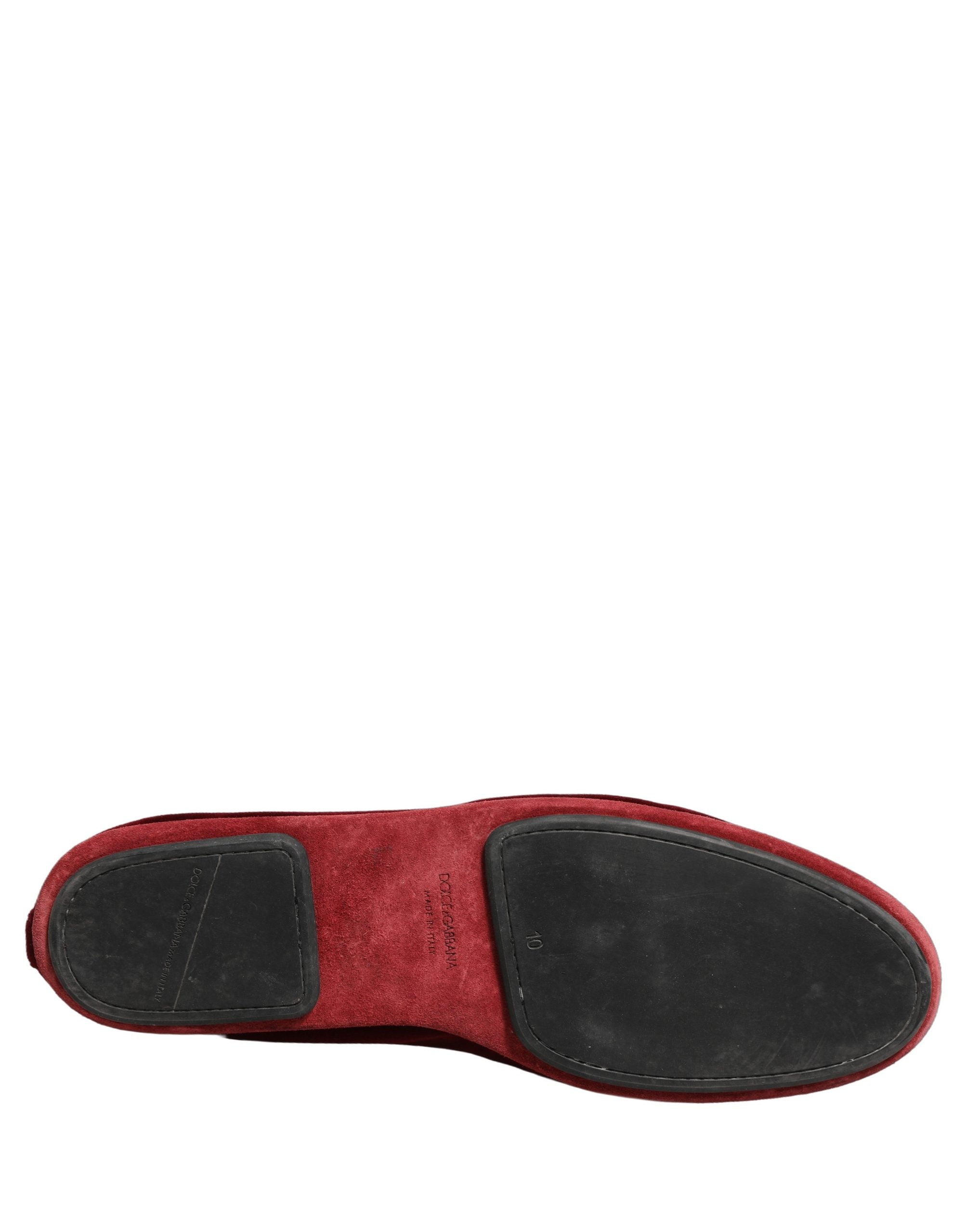 Chaussures loafers en velours bordeaux Dolce & Gabbana avec broderie de couronne, élégantes et sophistiquées.