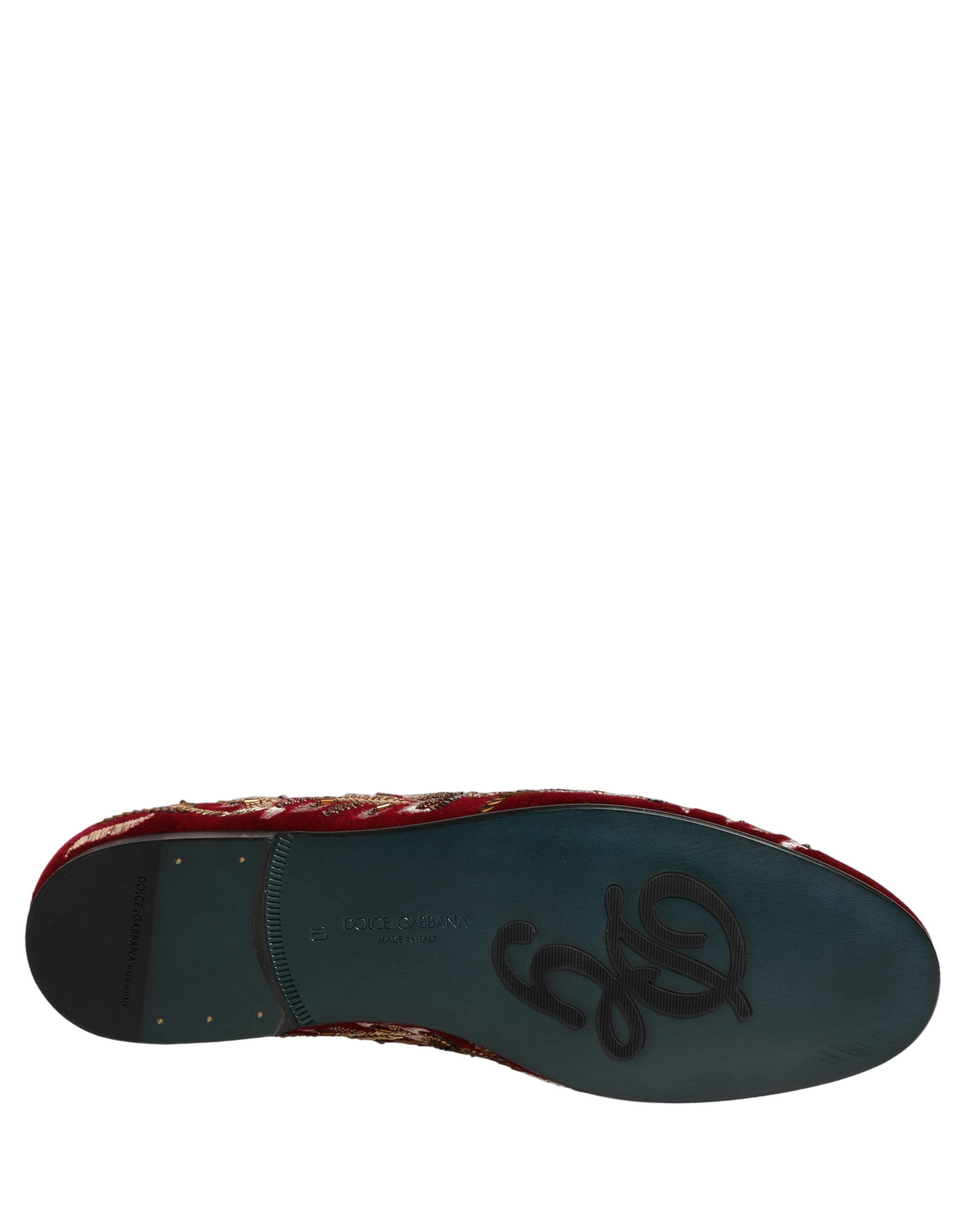 Mocassins en velours rouge Dolce & Gabbana avec broderie florale élégante et détails raffinés.