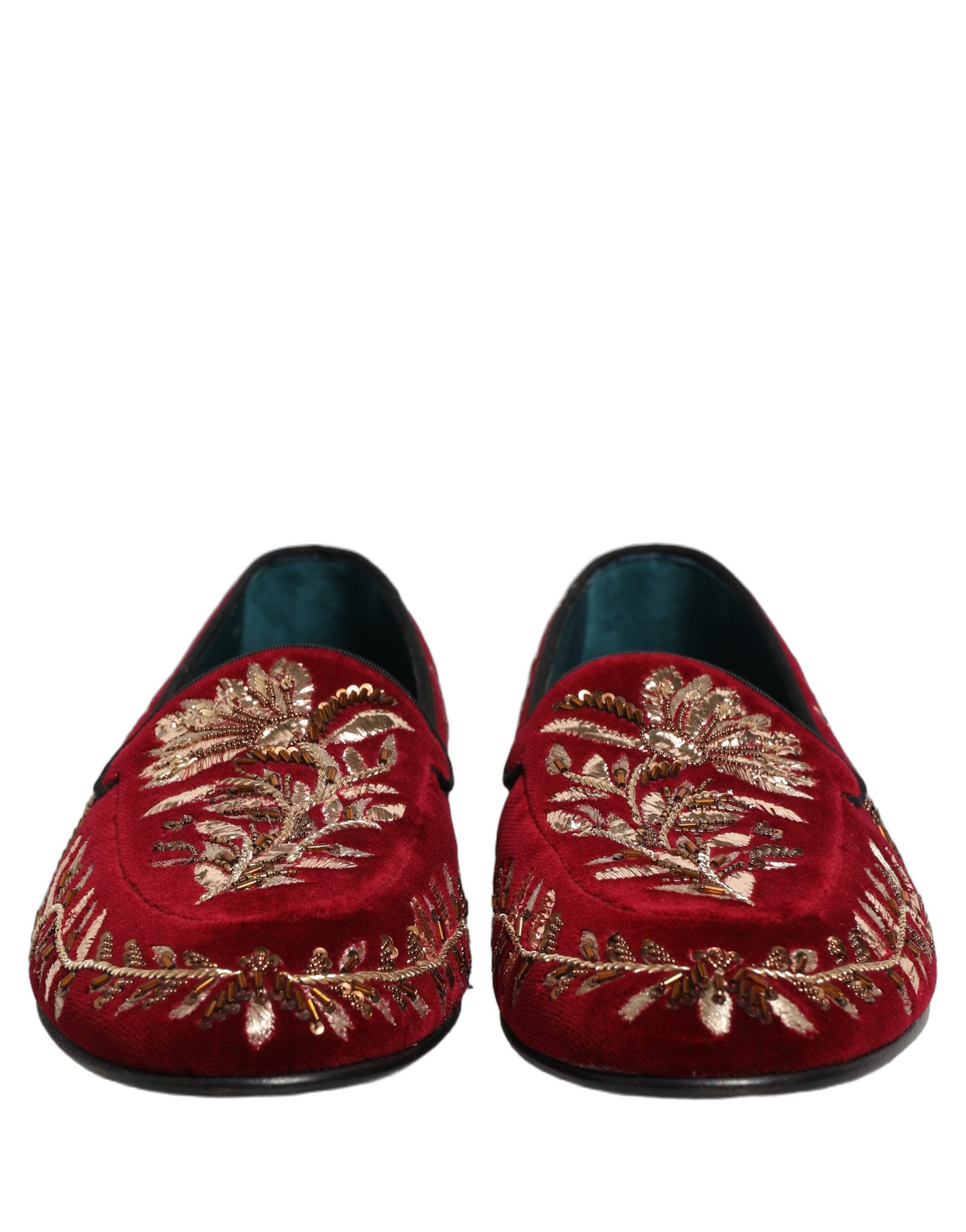 Chaussures loafers en velours rouge Dolce & Gabbana avec broderie florale élégante et détails raffinés.