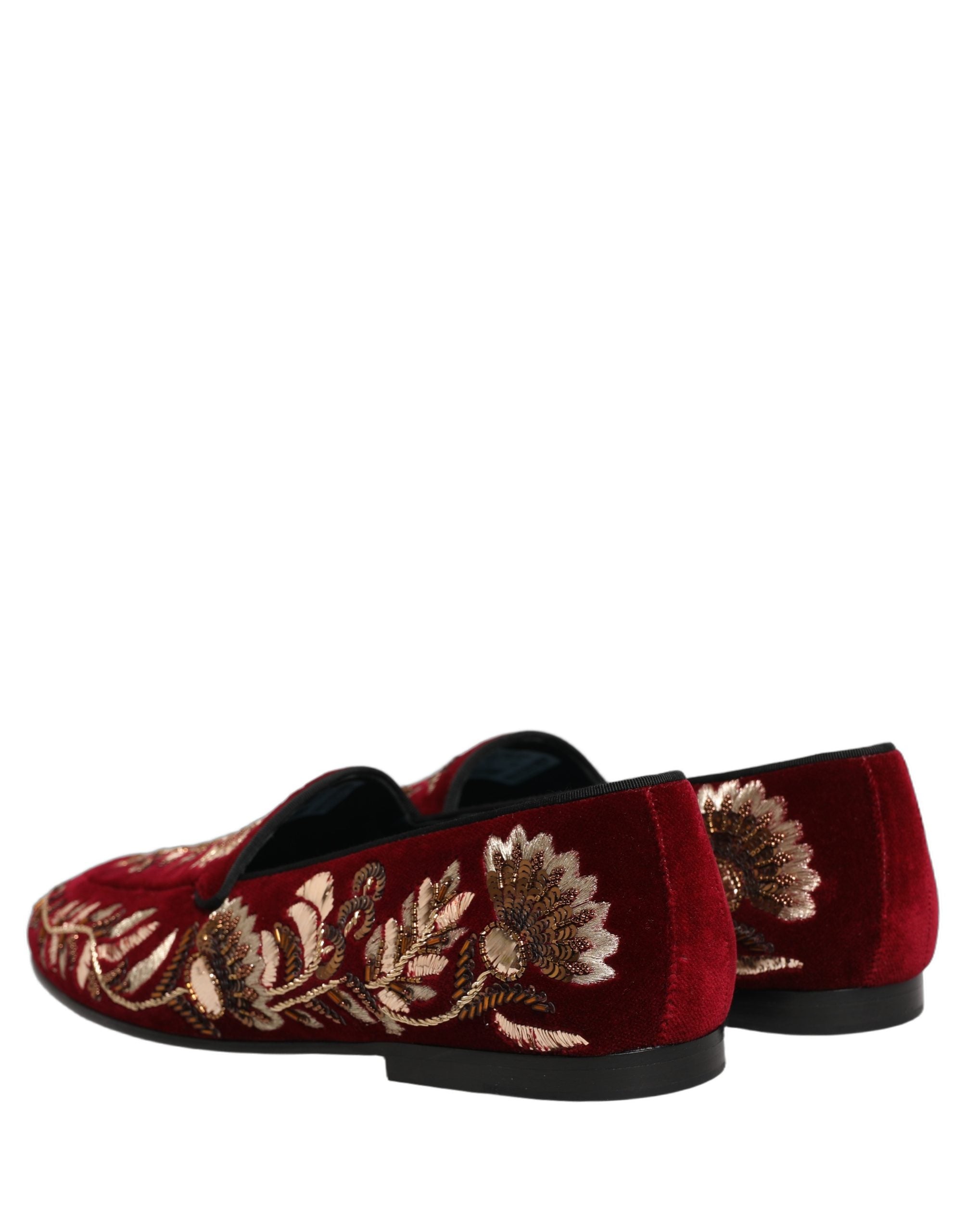 Chaussures loafers en velours rouge Dolce & Gabbana avec broderie florale élégante et détails sophistiqués.