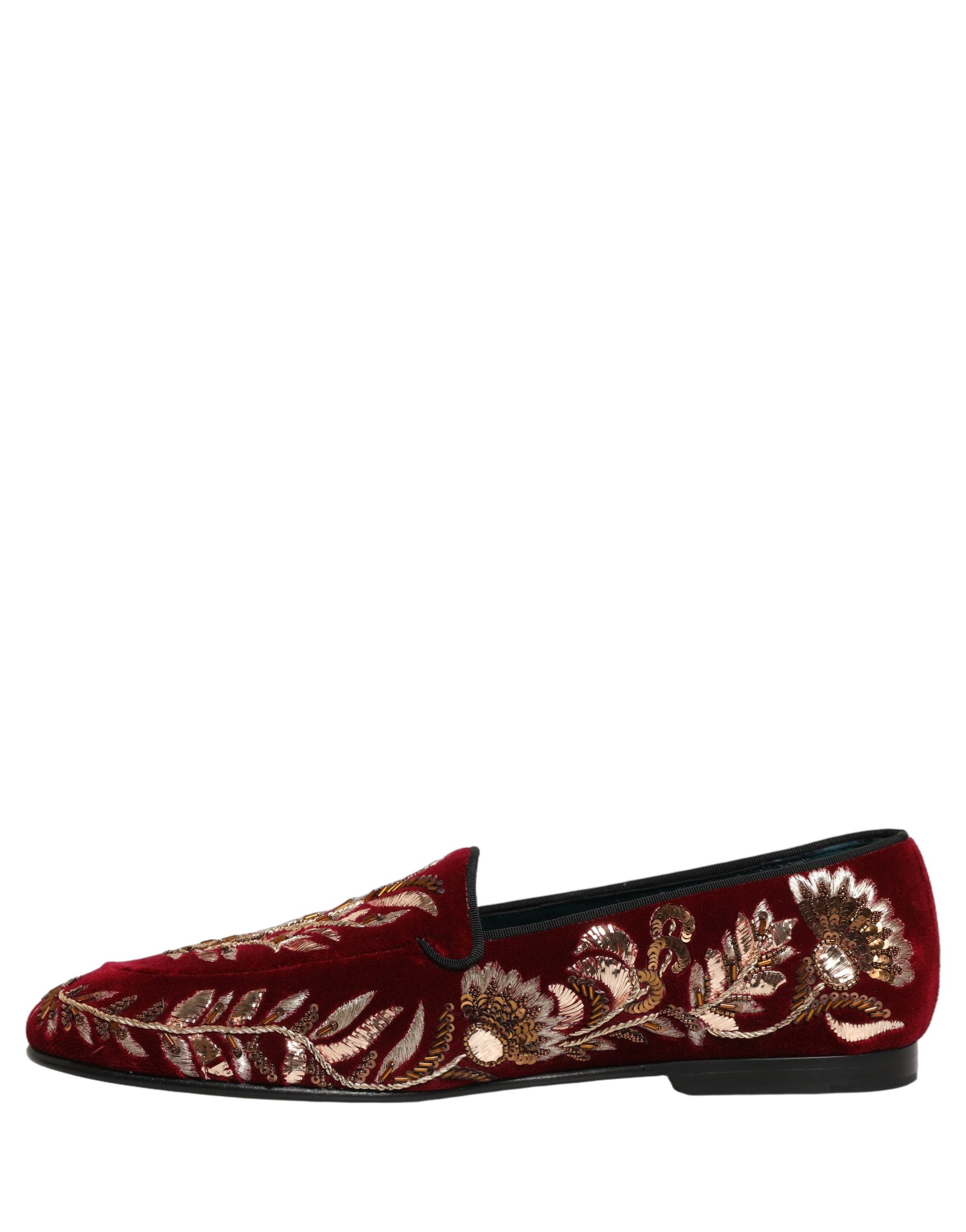 Chaussures loafers Dolce & Gabbana en velours rouge avec broderie florale élégante, style sophistiqué et chic.