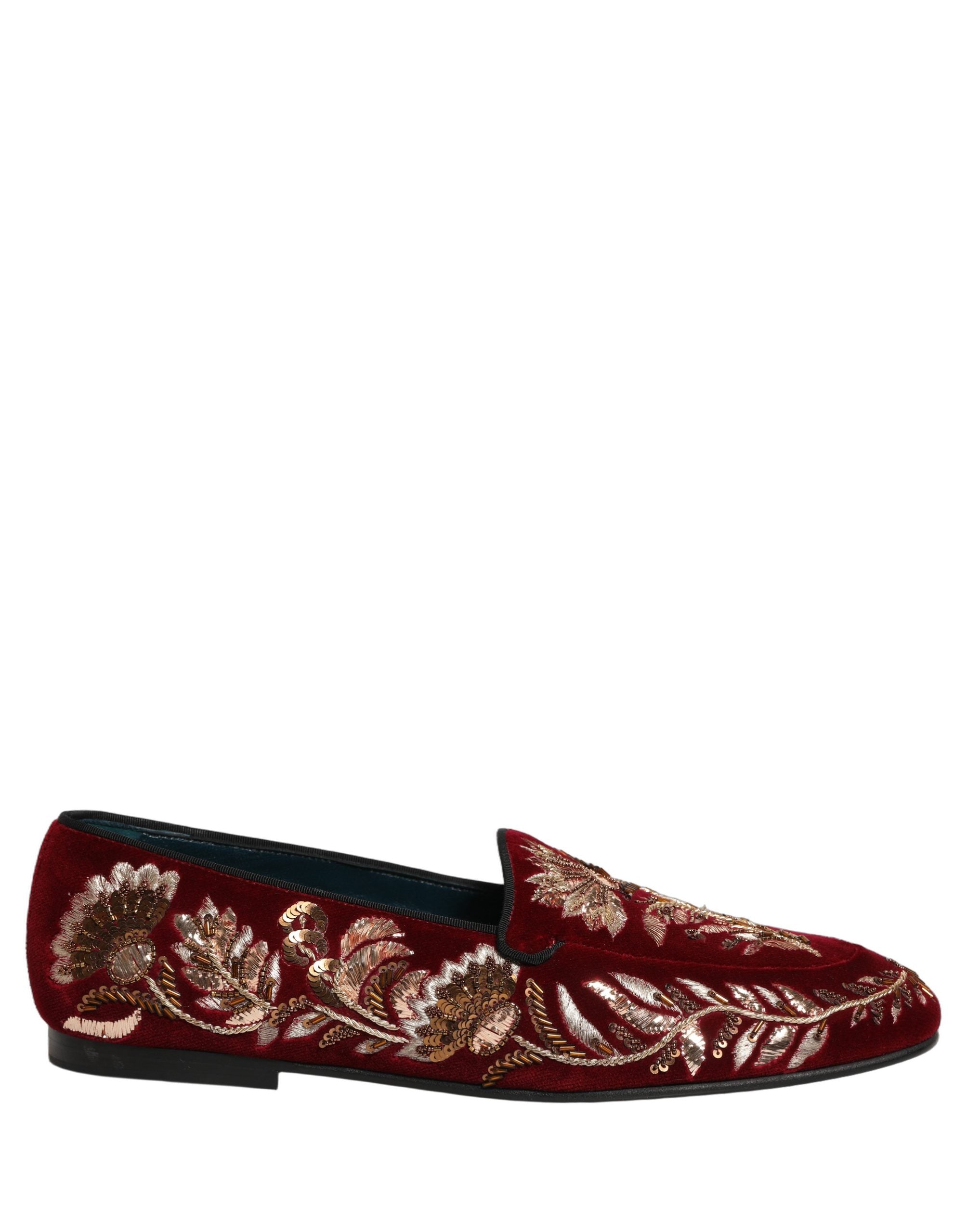 Chaussures mocassins Dolce & Gabbana en velours rouge avec broderie florale, élégantes et sophistiquées pour femmes.