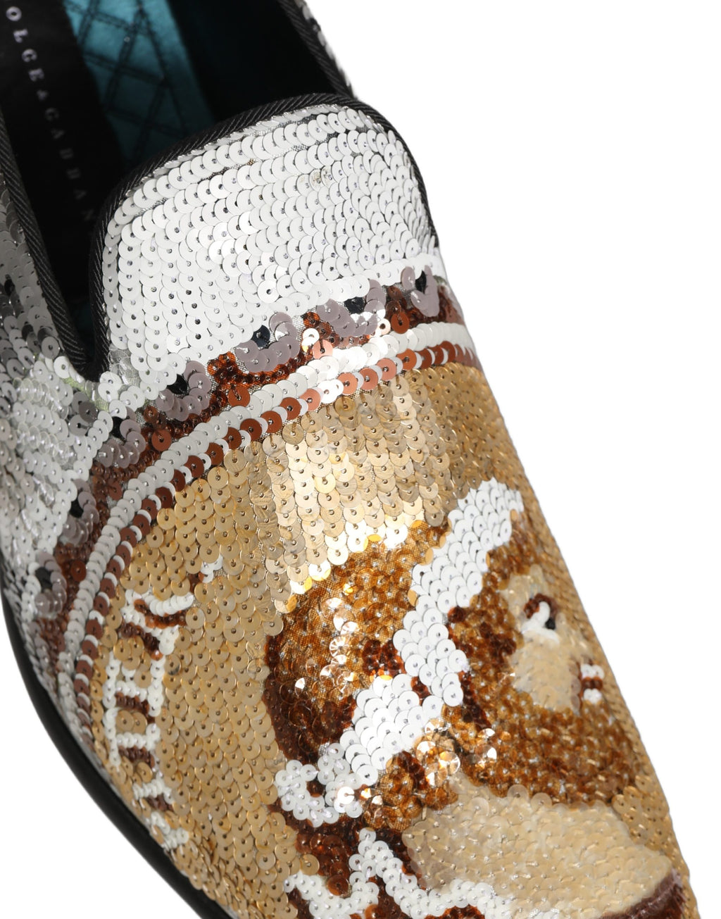Chaussures mocassins Dolce & Gabbana blanches en or avec sequins, style slip-on, élégantes et brillantes.