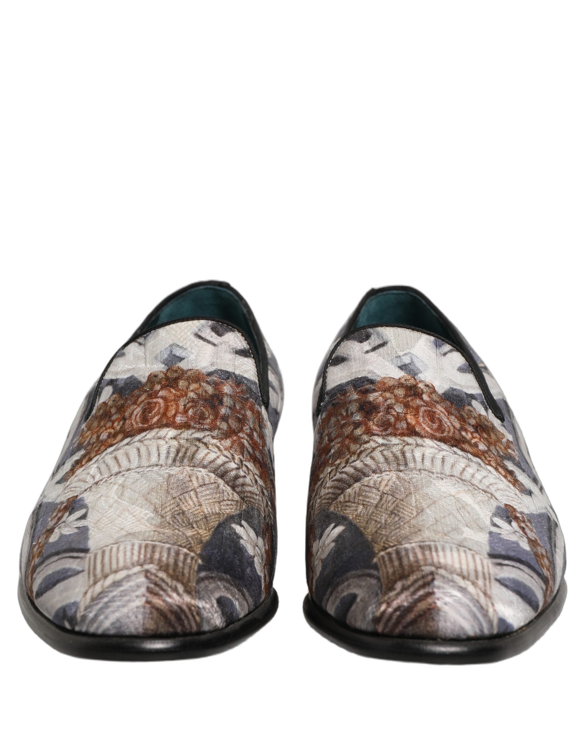 Chaussures mocassins Dolce & Gabbana à broderie florale multicolore et tapisserie, détails élégants et motifs floraux colorés.