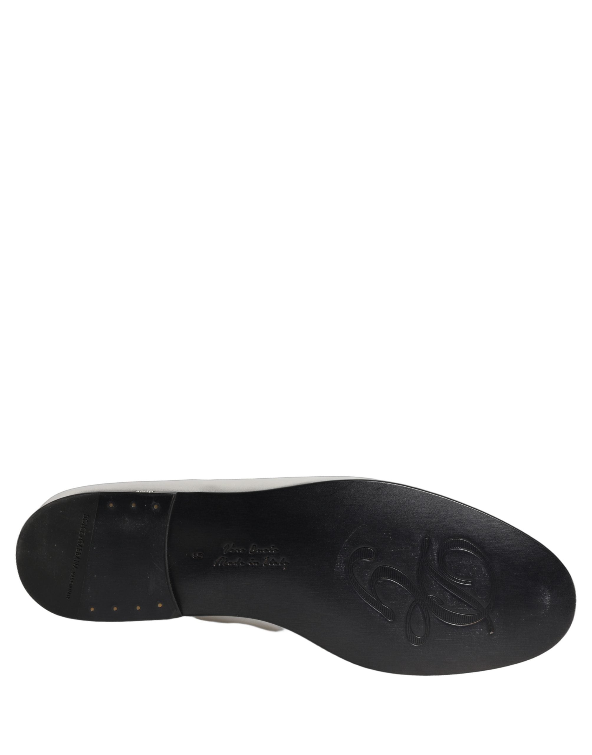 Chaussures loafers en cuir argenté Dolce & Gabbana avec logo DG, style slip-on, vue de face.