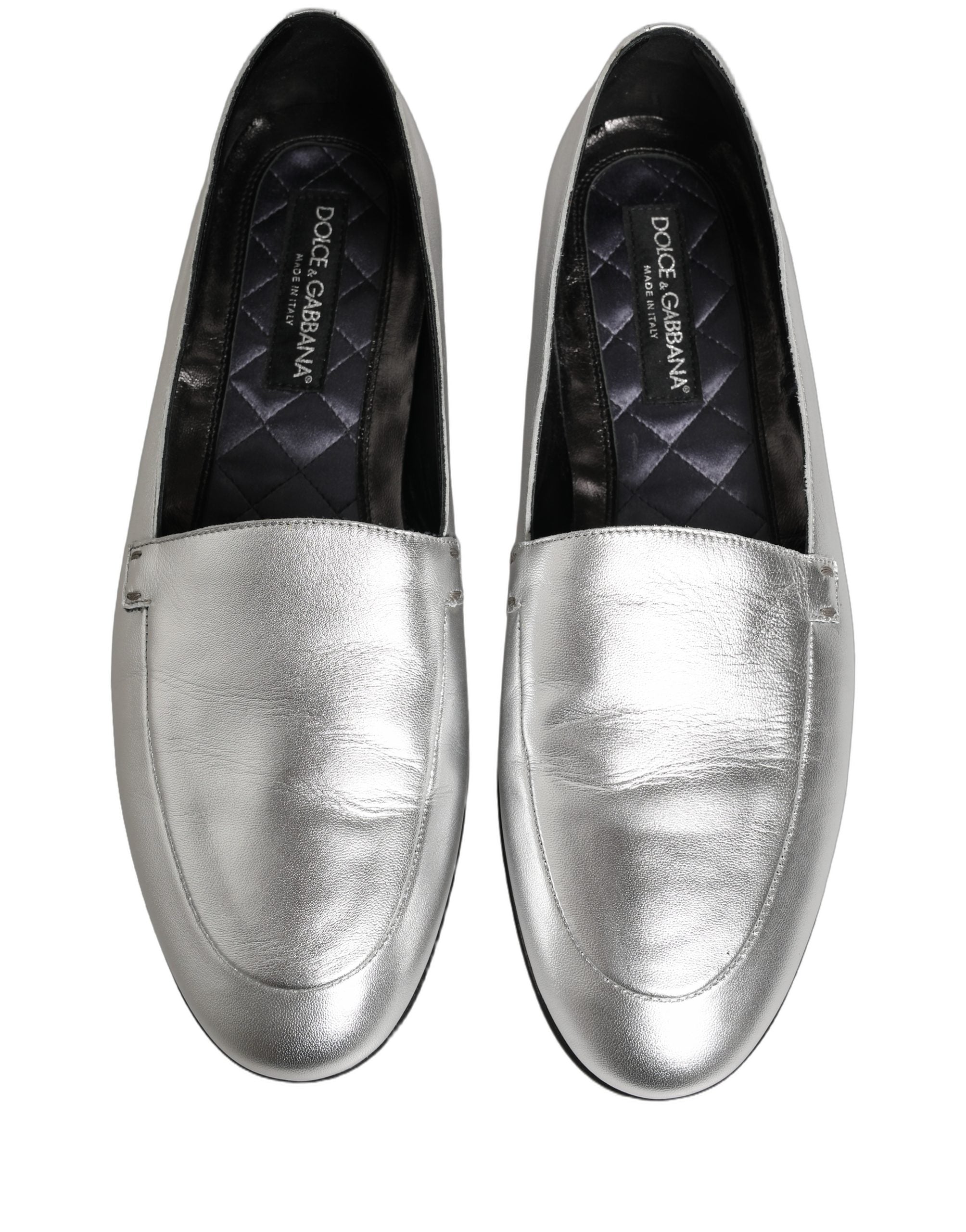 Chaussures loafers Dolce & Gabbana en cuir argenté avec logo DG, slip-on élégants pour homme.
