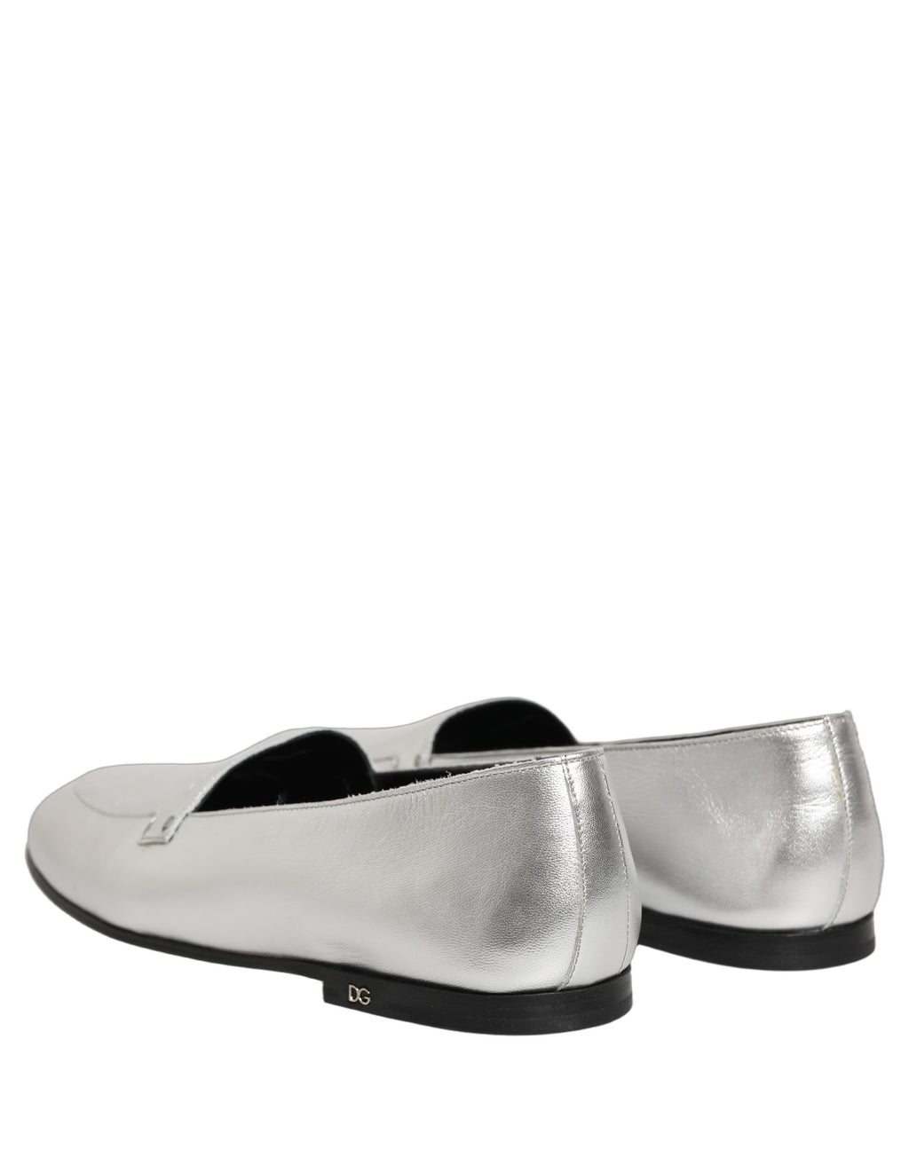 Chaussures mocassins en cuir argenté Dolce & Gabbana avec logo DG visible, slip-on élégants pour un style sophistiqué.