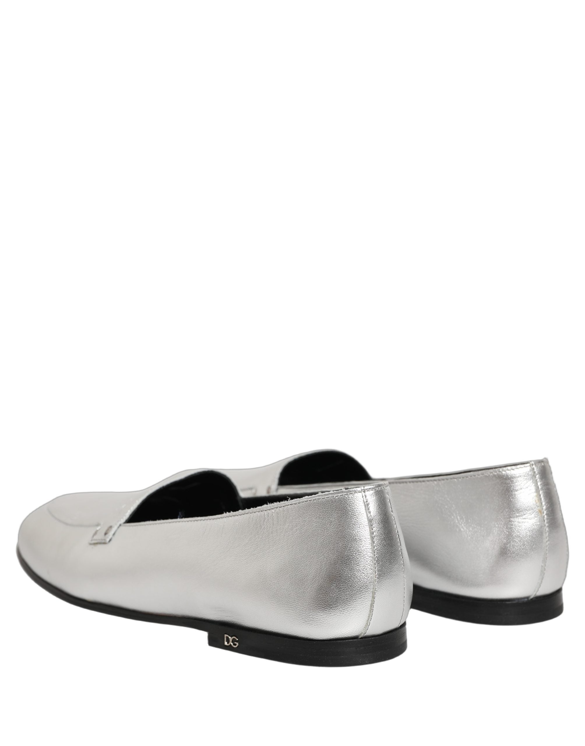 Chaussures mocassins en cuir argenté Dolce & Gabbana avec logo DG visible, slip-on élégants pour un style sophistiqué.